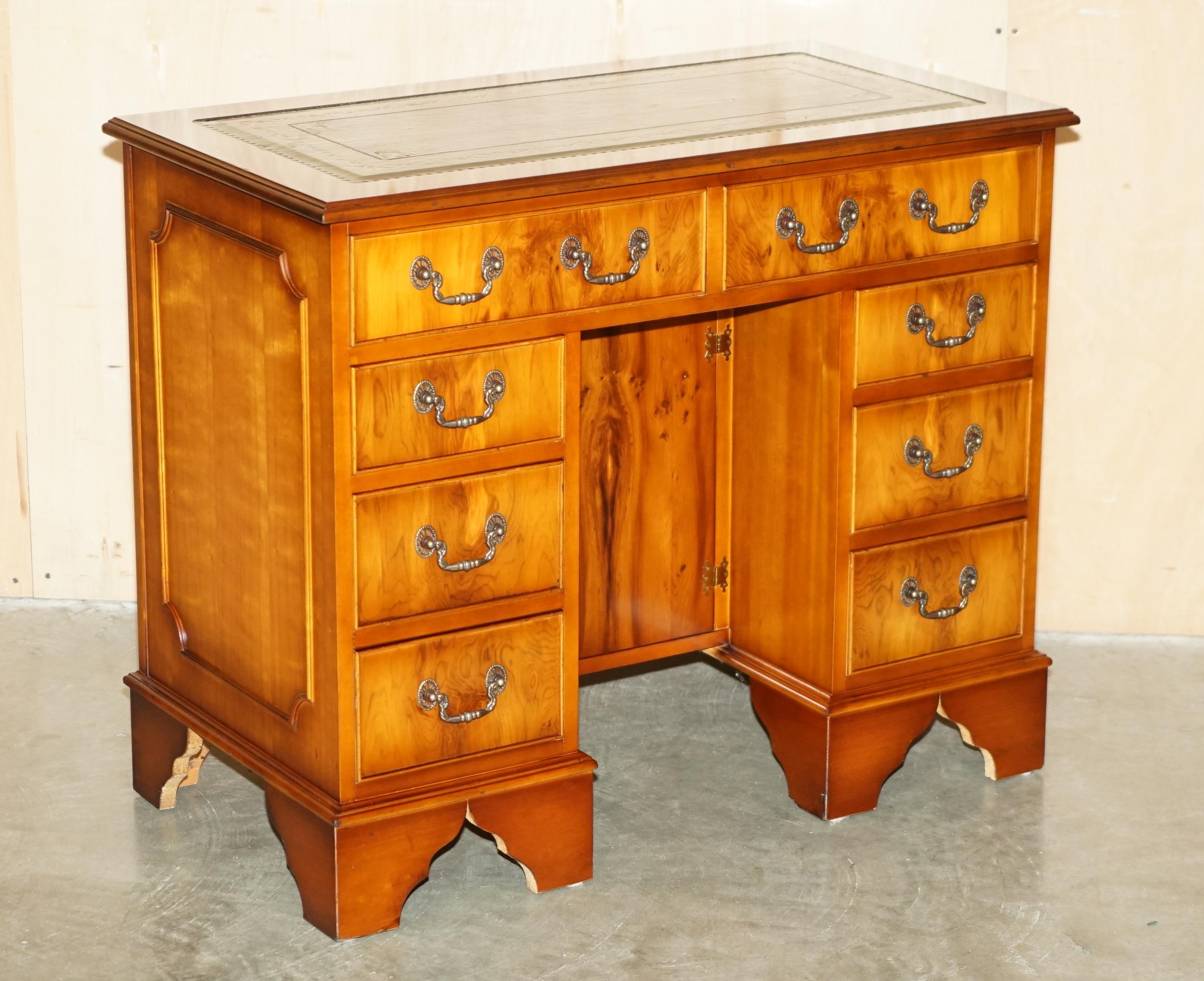 Royal House Antiques

Royal House Antiques freut sich, diesen hübschen, kleinen, mit grünem Leder bezogenen Sockelschreibtisch aus Eibenholz mit Wurzelholz zum Verkauf anzubieten. 

Bitte beachten Sie die Lieferkosten aufgeführt ist nur ein