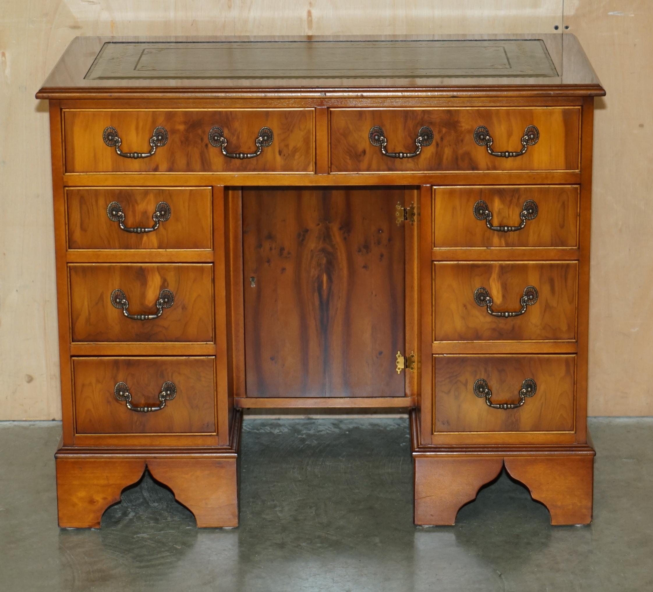 STUNNING SMALL BURR & BURL YEW WOOD WiTH GREEN LEATHER TOP TWIN PEDESTAL DESK (Viktorianisch) im Angebot