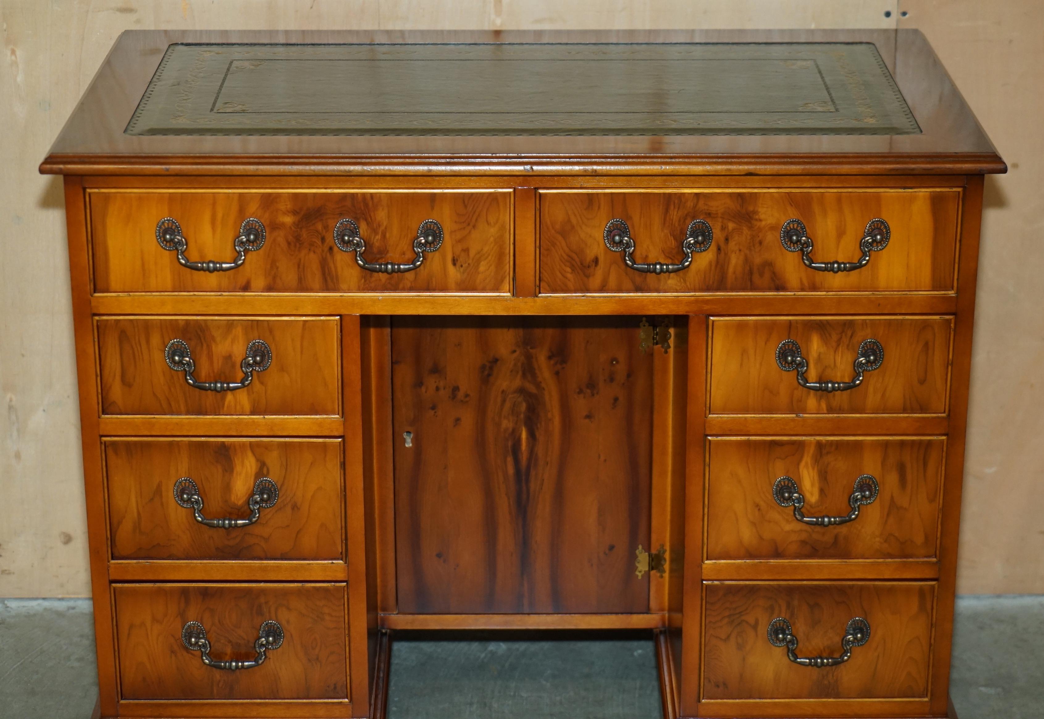 STUNNING SMALL BURR & BURL YEW WOOD WiTH GREEN LEATHER TOP TWIN PEDESTAL DESK (Englisch) im Angebot