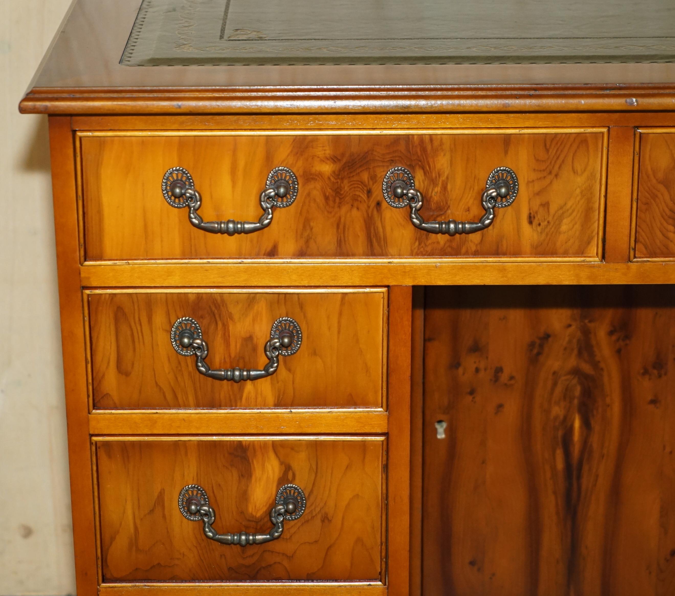 STUNNING SMALL BURR & BURL YEW WOOD WiTH GREEN LEATHER TOP TWIN PEDESTAL DESK (Handgefertigt) im Angebot