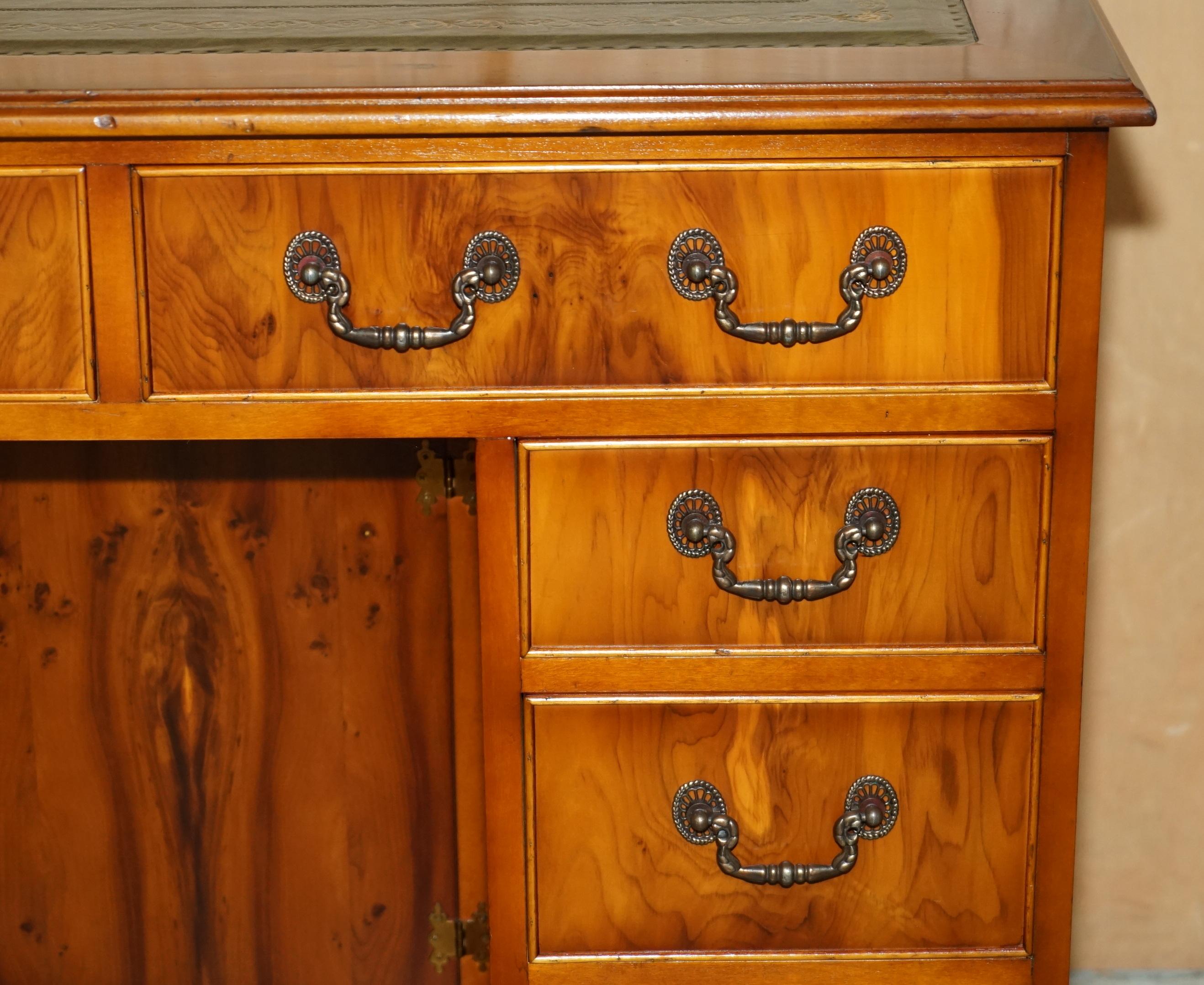 STUNNING SMALL BURR & BURL YEW WOOD WiTH GREEN LEATHER TOP TWIN PEDESTAL DESK im Zustand „Gut“ im Angebot in West Sussex, Pulborough