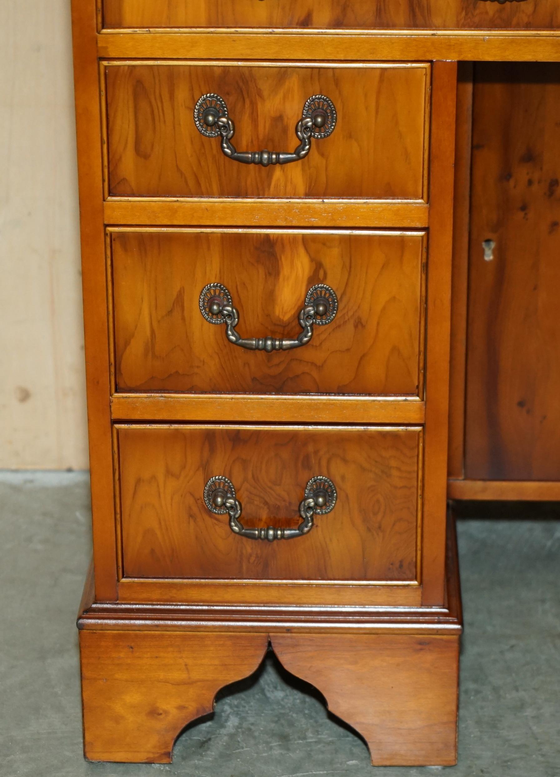 STUNNING SMALL BURR & BURL YEW WOOD WiTH GREEN LEATHER TOP TWIN PEDESTAL DESK (Leder) im Angebot