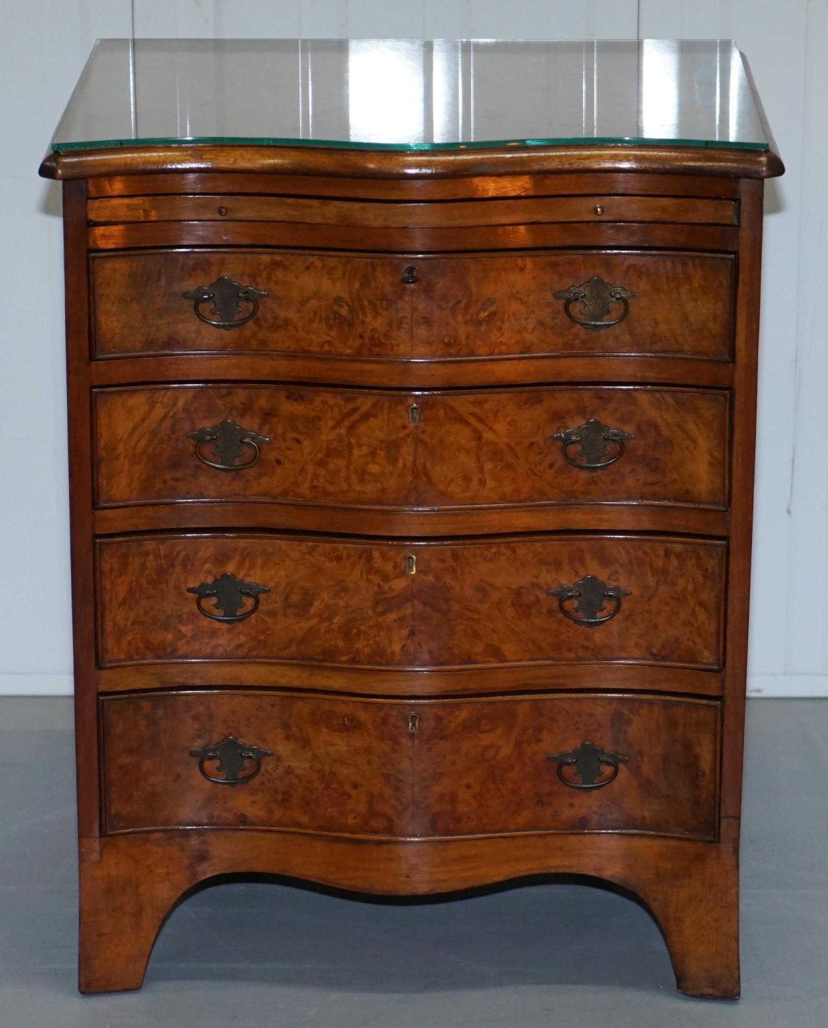 We are delighted to offer for sale this lovely Vintage hand made in England Burr Walnut wood chest of drawers in the Georgian manor with butlers serving tray

A very good looking and well-made piece, sized as to be a side or occasional table next