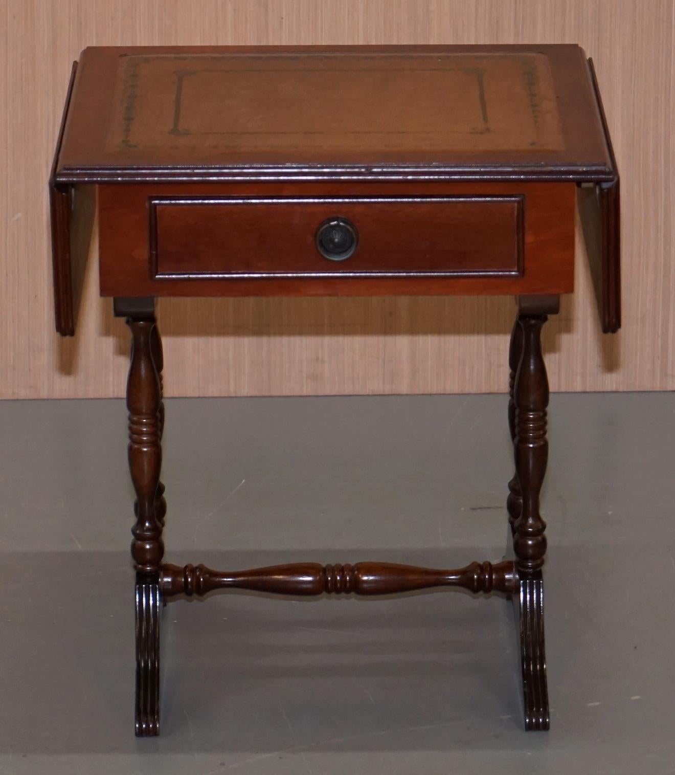 We are delighted to offer this lovely small Bevan Funnell vintage mahogany side table with extending top twin drawers and brown leather top

A very good looking and versatile piece, the table has single drawer to the front and false drawer to the