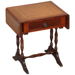 Superbe petite table d'appoint avec plateau extensible en cuir brun embossé de feuilles d'or
