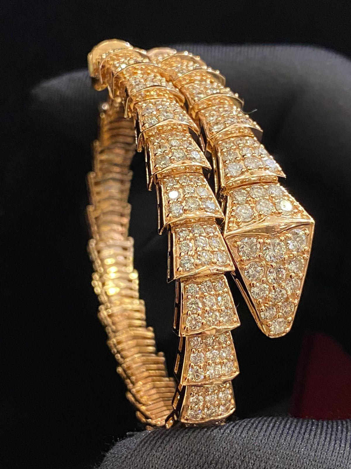 Wunderschönes Armband im Schlangendesign aus 18k Gold mit natürlichen Diamanten mit rundem Brillantschliff 8,90 ct 
G/VS. Handgefertigt von einem handwerklichen Goldschmied.
Hervorragende Verarbeitung und Qualität.

Hinweis: auf meine Sendung Kunden
