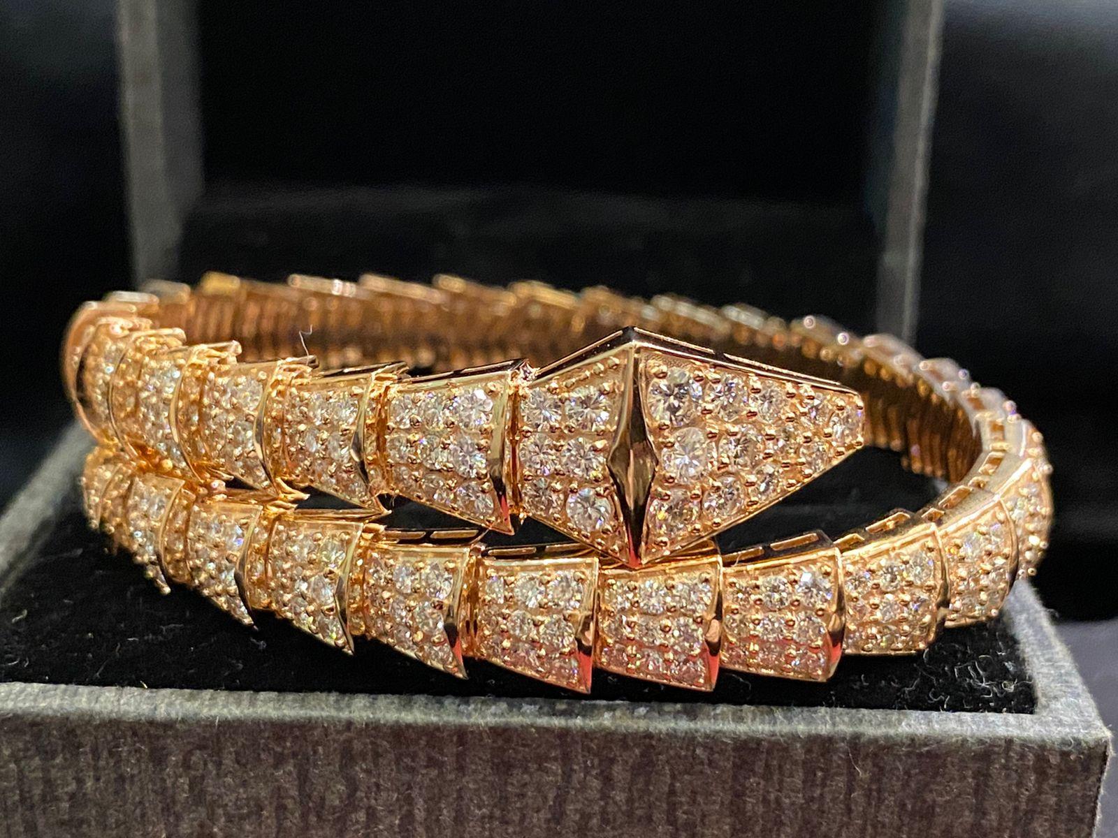 Atemberaubendes Schlangenarmband mit Diamanten in Gold (Rundschliff)