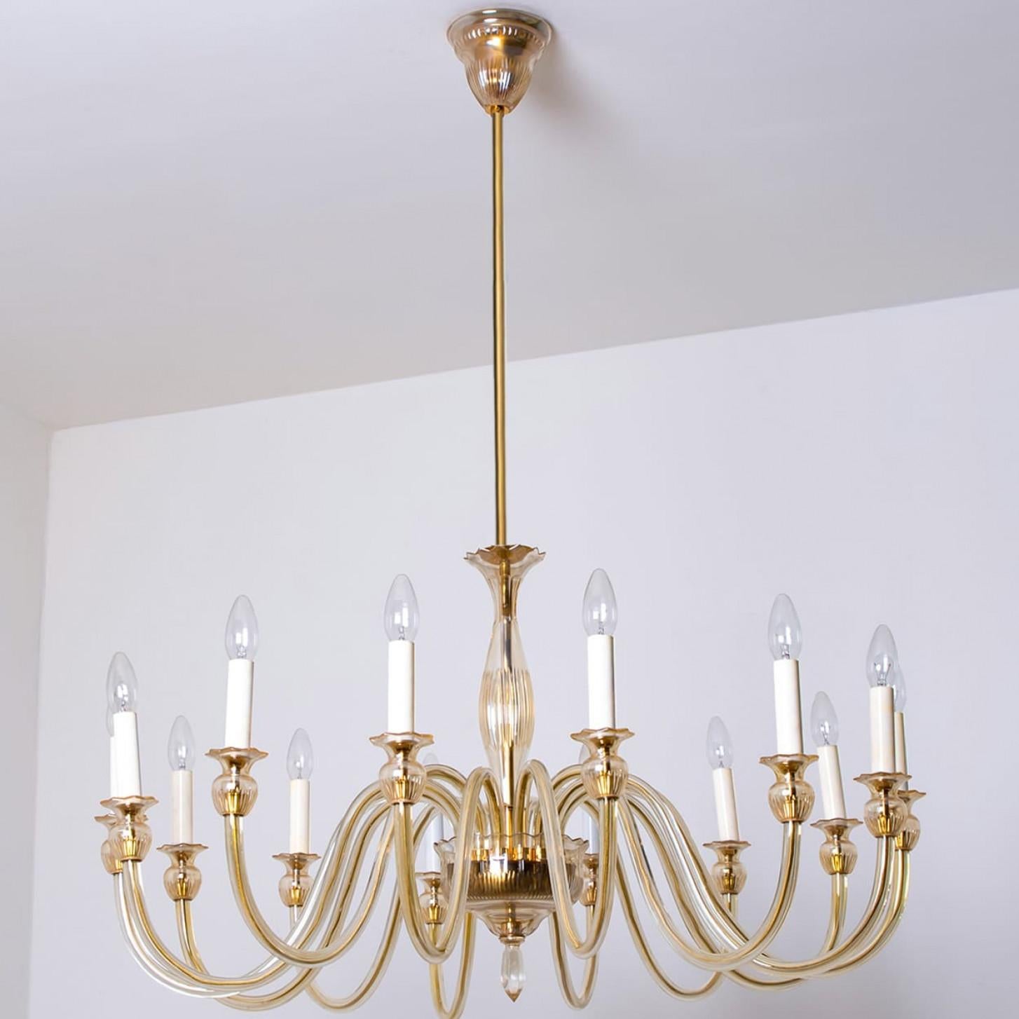 Stunning Soft Amber Murano Glass Chandelier 14 arms, Italy 1960 For Sale 4