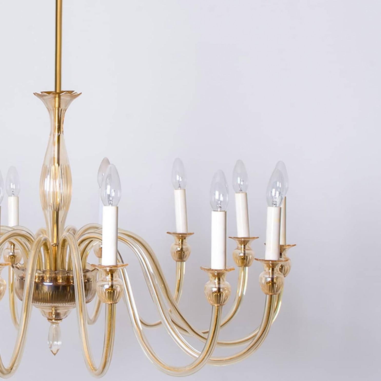 Italiano Stupendo lampadario in vetro di Murano color ambra morbida a 14 bracci, Italia 1960 in vendita