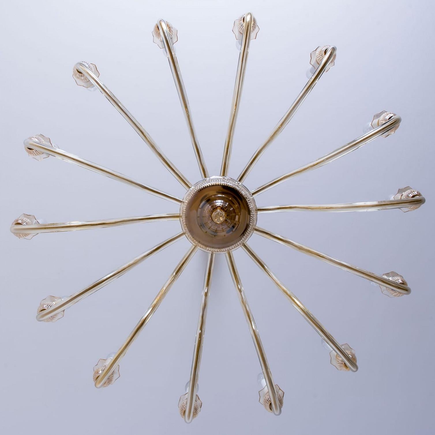 Metà XX secolo Stupendo lampadario in vetro di Murano color ambra morbida a 14 bracci, Italia 1960 in vendita