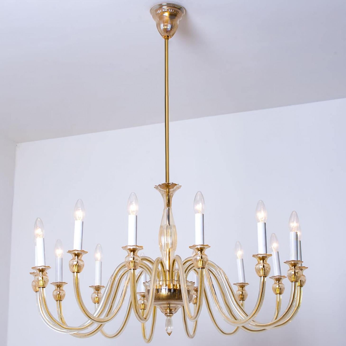 Ottone Stupendo lampadario in vetro di Murano color ambra morbida a 14 bracci, Italia 1960 in vendita