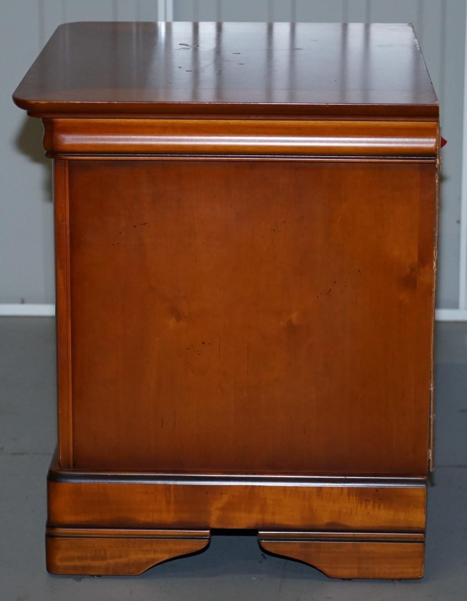 STUNNING SOLID CHERRY WOOD BEDSIDE TABLE CHEST OF DRAWERS PART OF A LARGE SUiTE 1