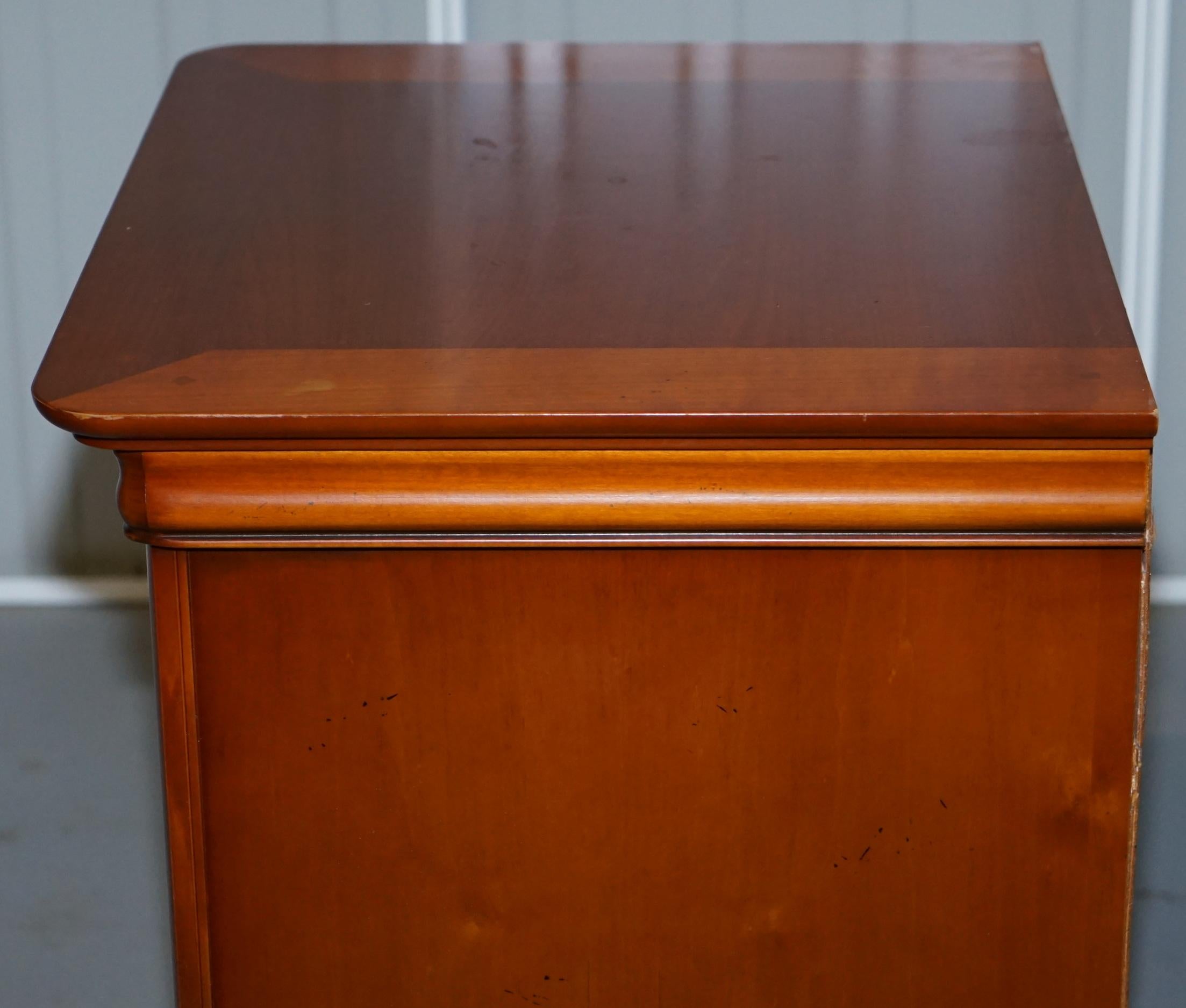 STUNNING SOLID CHERRY WOOD BEDSIDE TABLE CHEST OF DRAWERS PART OF A LARGE SUiTE 3