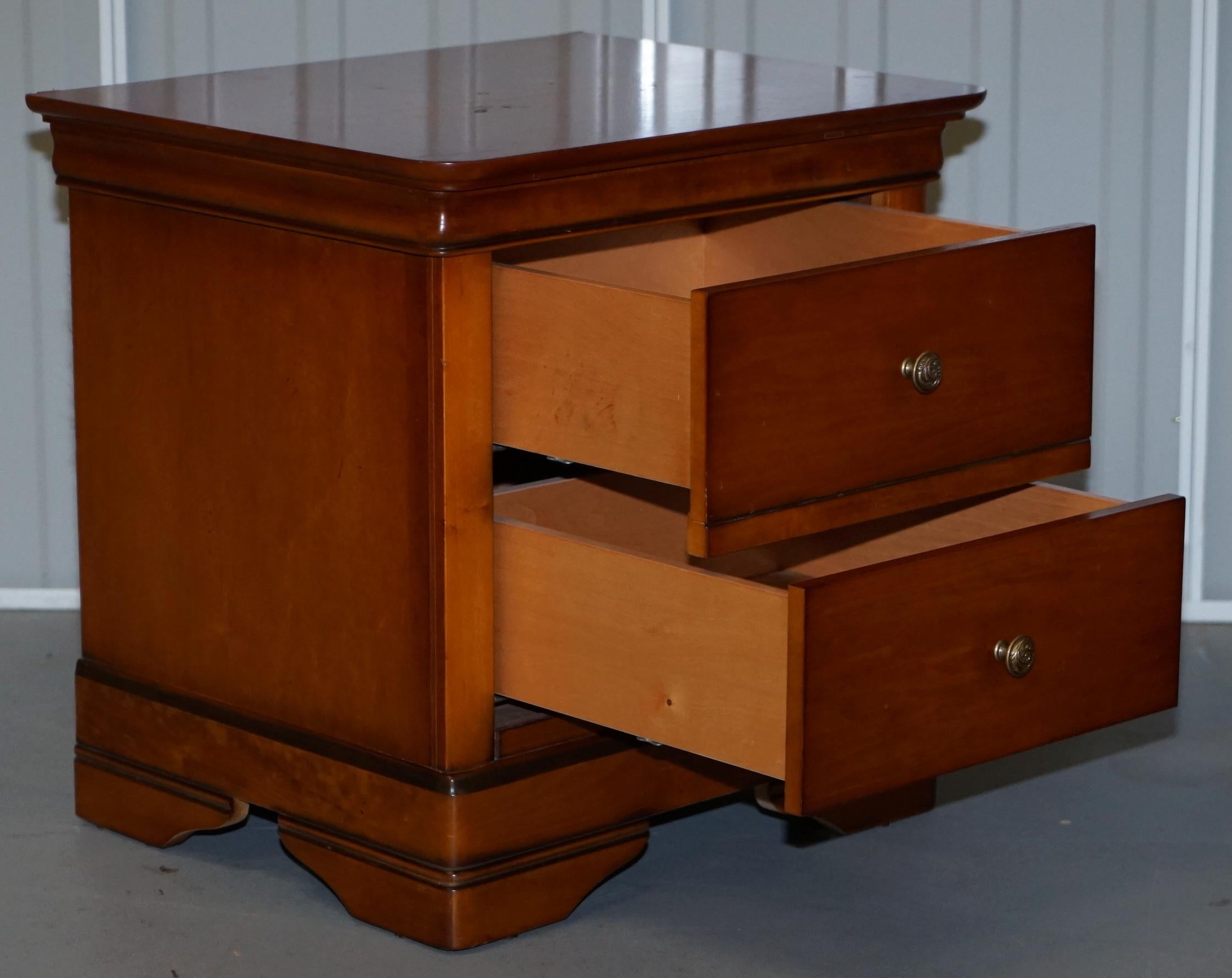 Hand-Crafted STUNNING SOLID CHERRY WOOD BEDSIDE TABLE CHEST OF DRAWERS PART OF A LARGE SUiTE