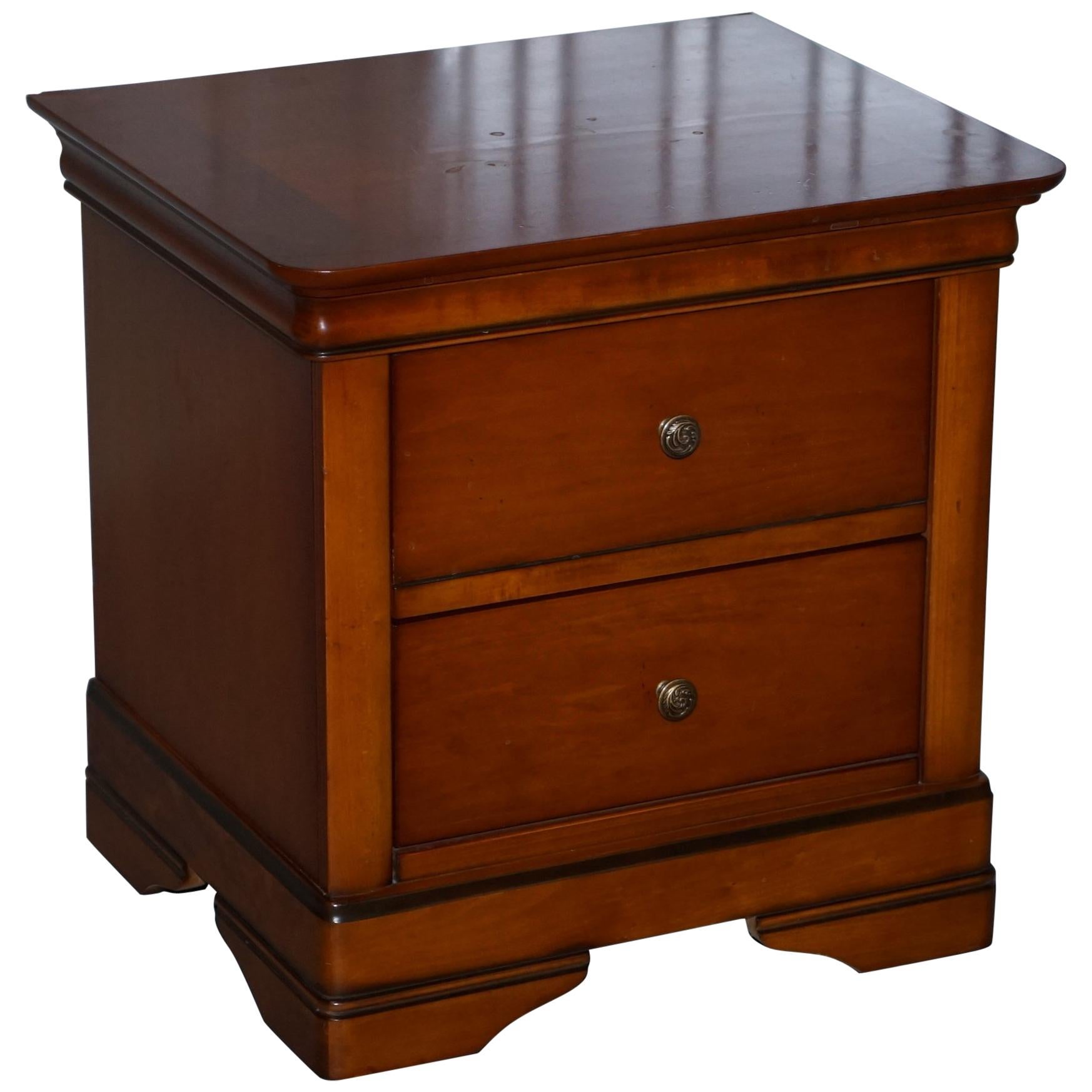 STUNNING SOLID CHERRY WOOD BEDSIDE TABLE CHEST OF DRAWERS PART OF A LARGE SUiTE