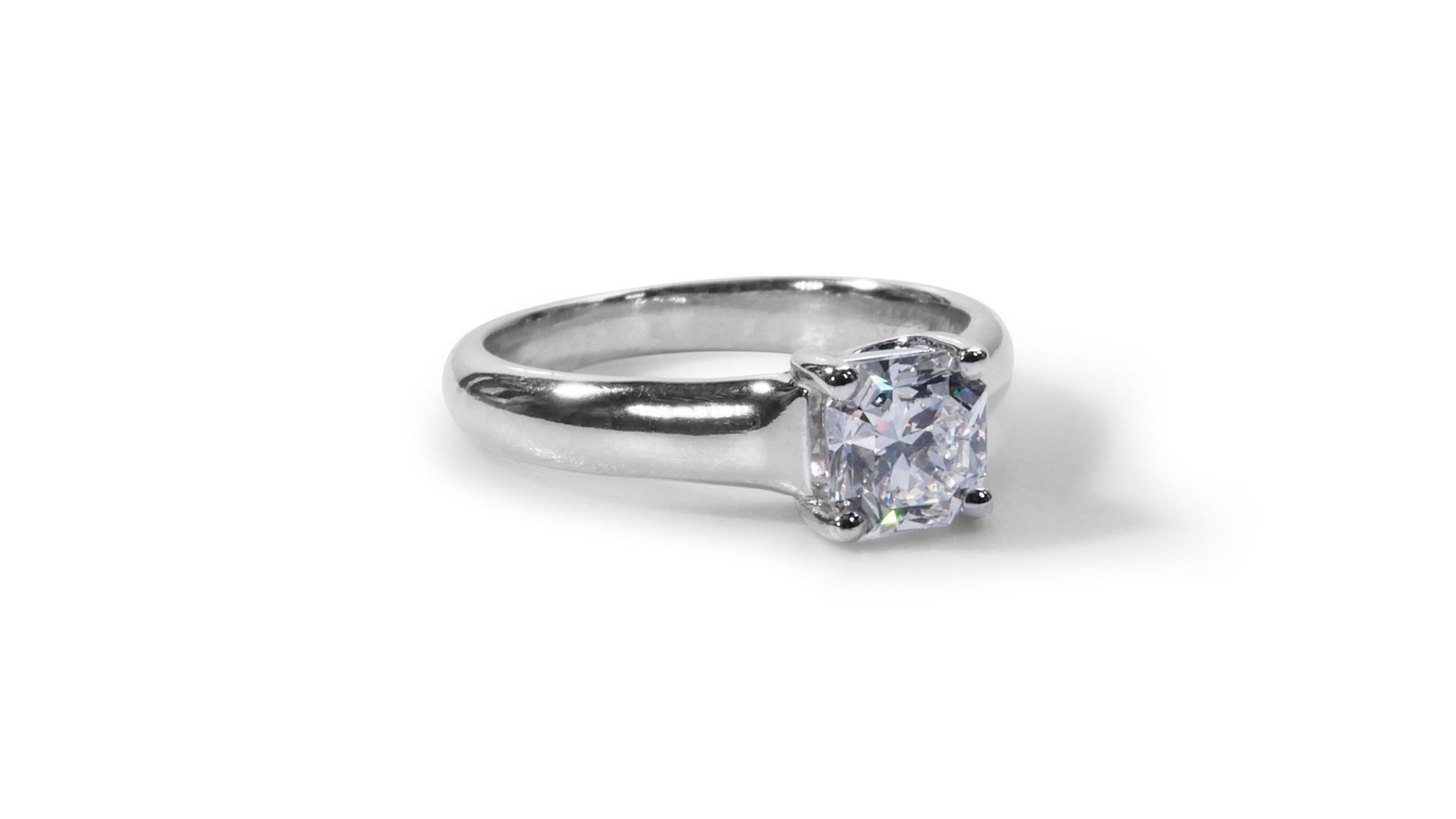 Stunning Solitaire Platinum Ring with 0.80 total carat of Natural Diamond In Excellent Condition For Sale In רמת גן, IL