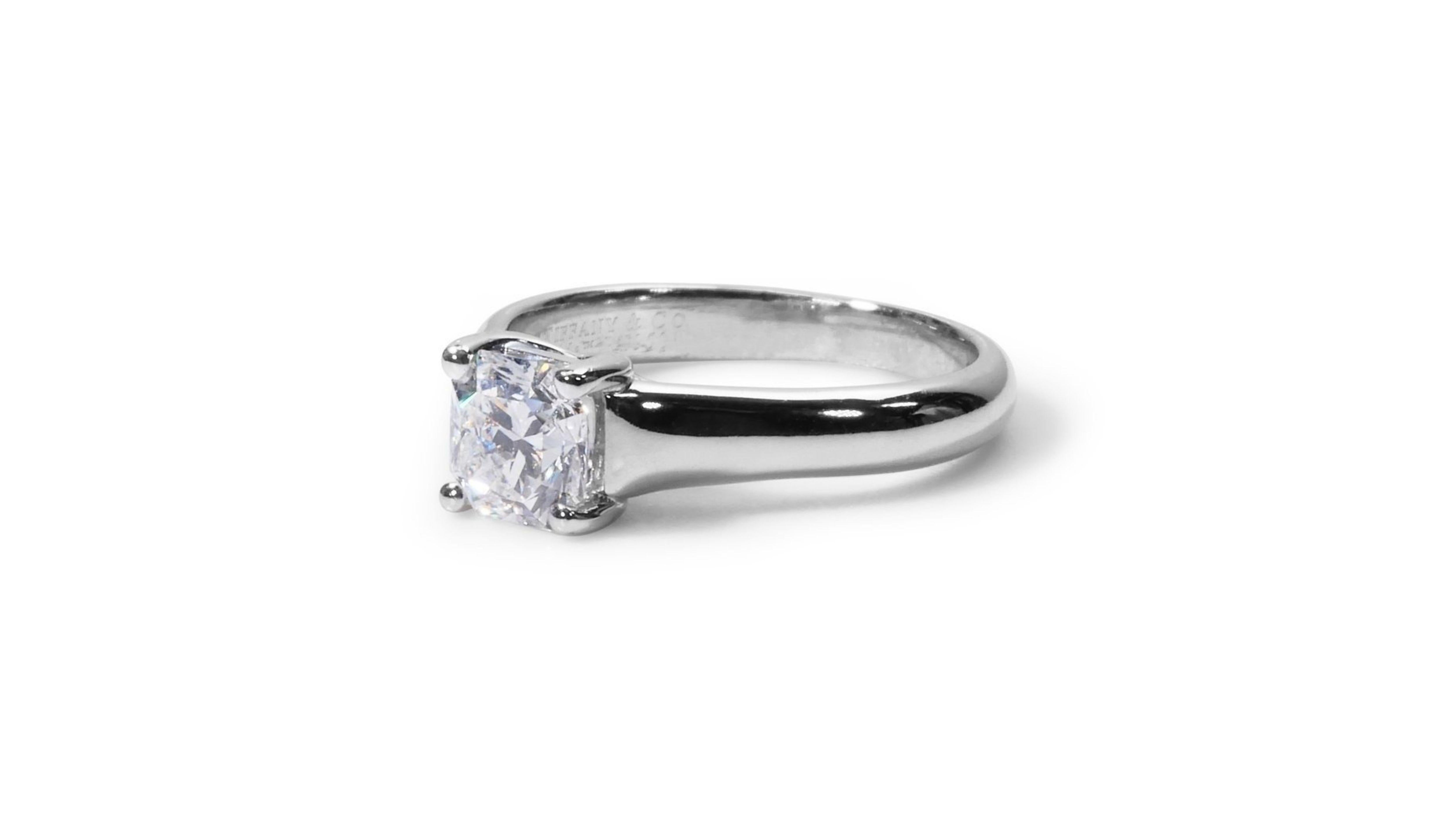 Women's Stunning Solitaire Platinum Ring with 0.80 total carat of Natural Diamond For Sale