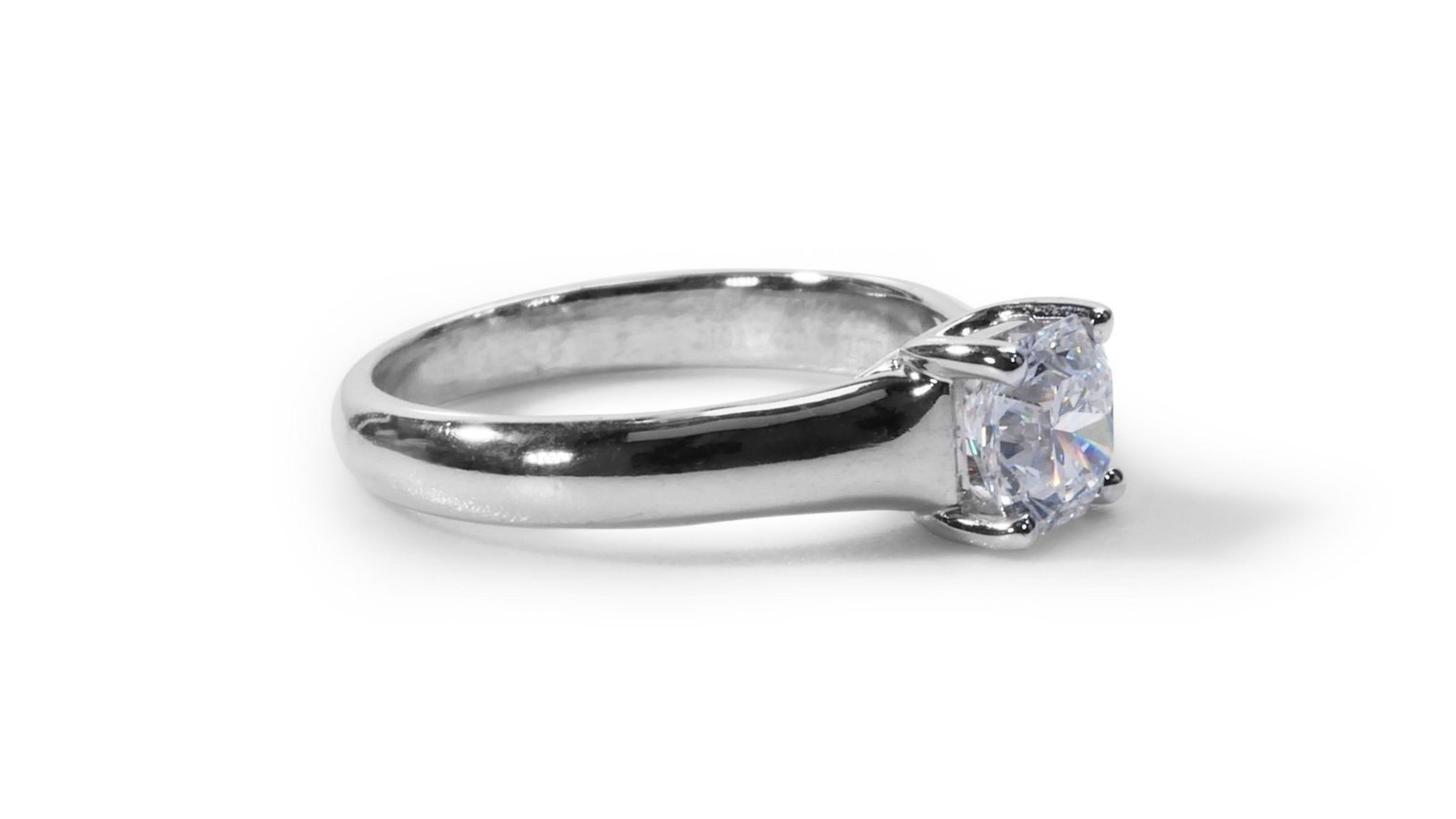 Stunning Solitaire Platinum Ring with 0.80 total carat of Natural Diamond For Sale 1