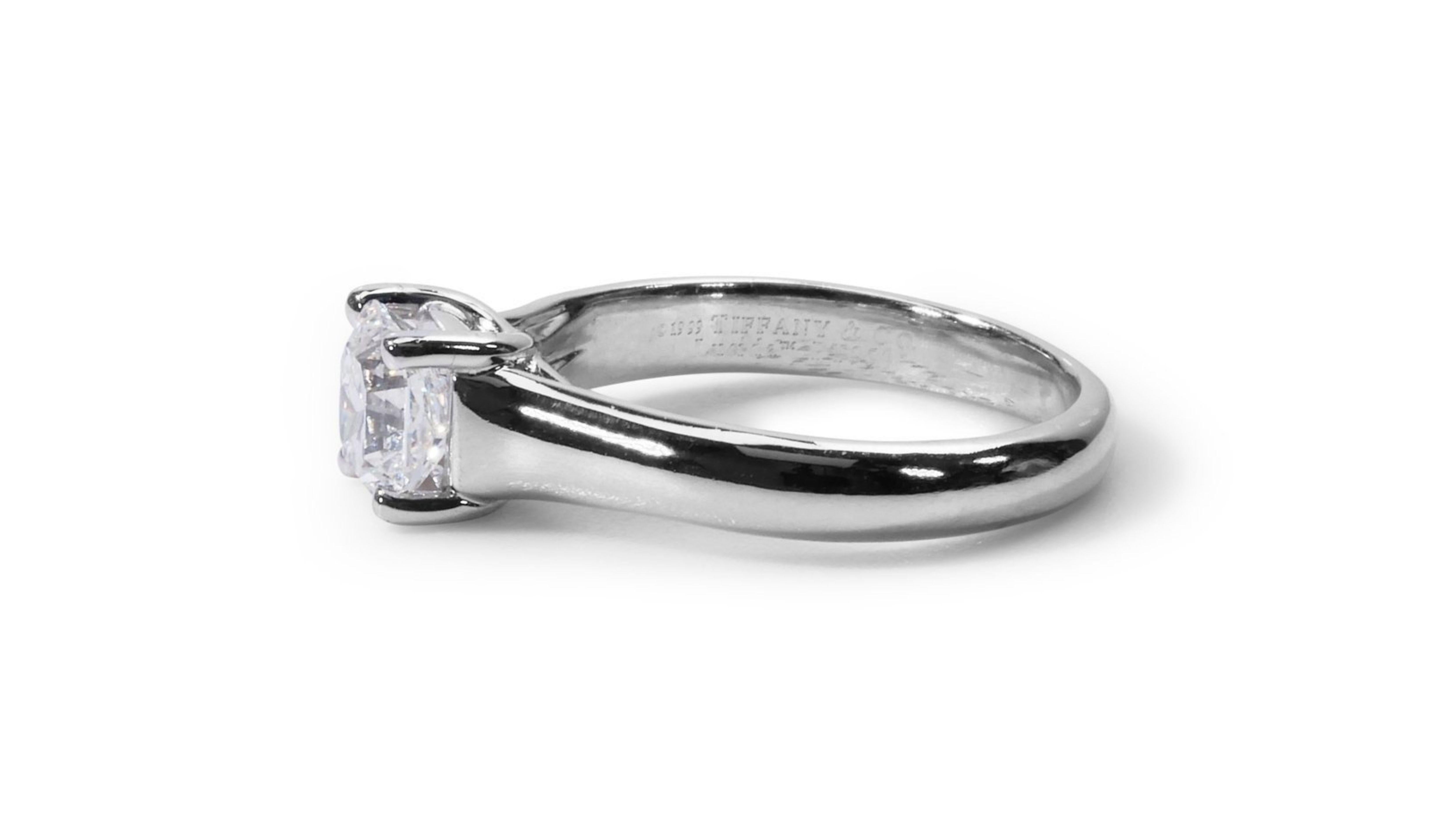 Stunning Solitaire Platinum Ring with 0.80 total carat of Natural Diamond For Sale 2