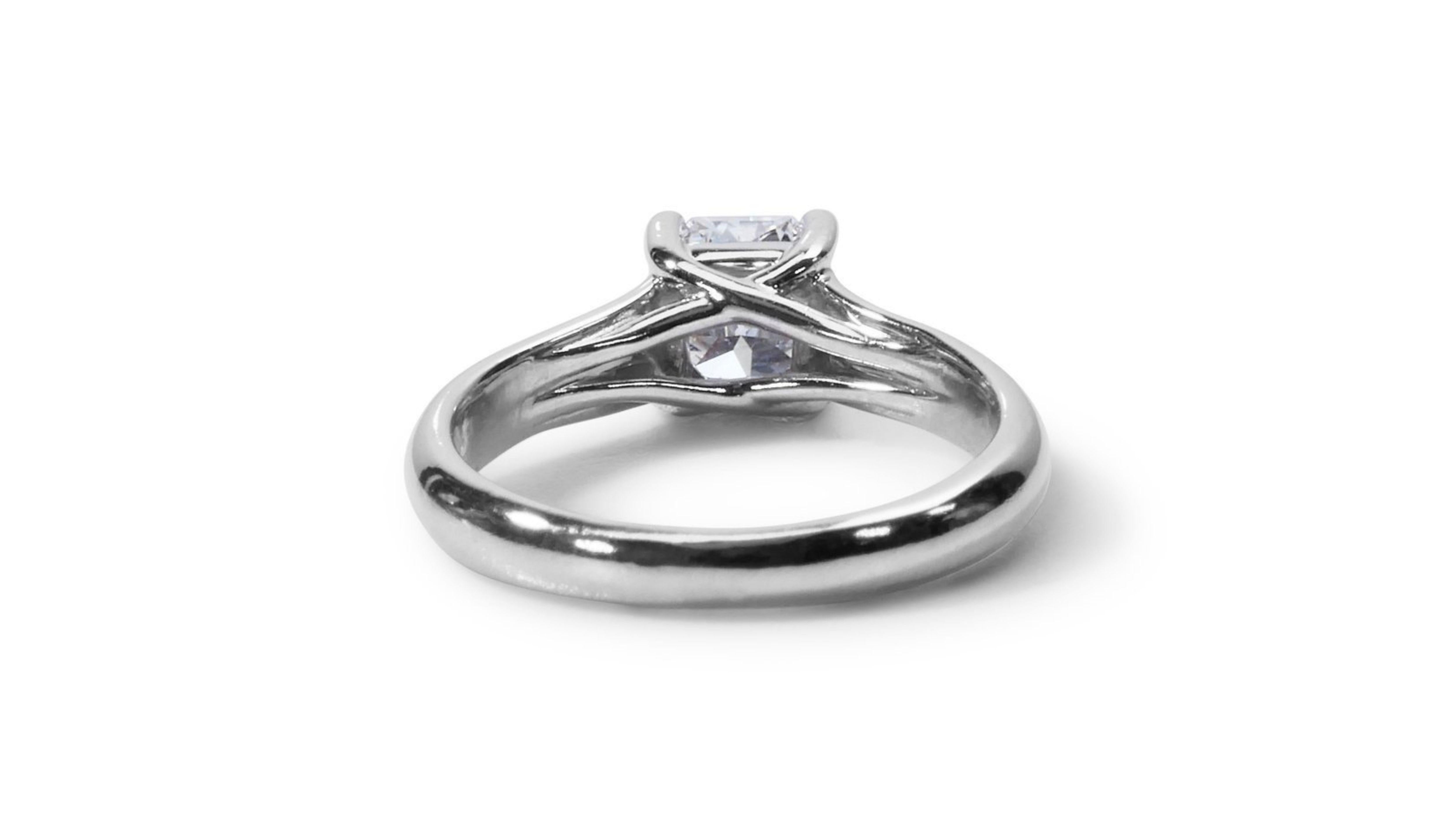 Stunning Solitaire Platinum Ring with 0.80 total carat of Natural Diamond For Sale 3
