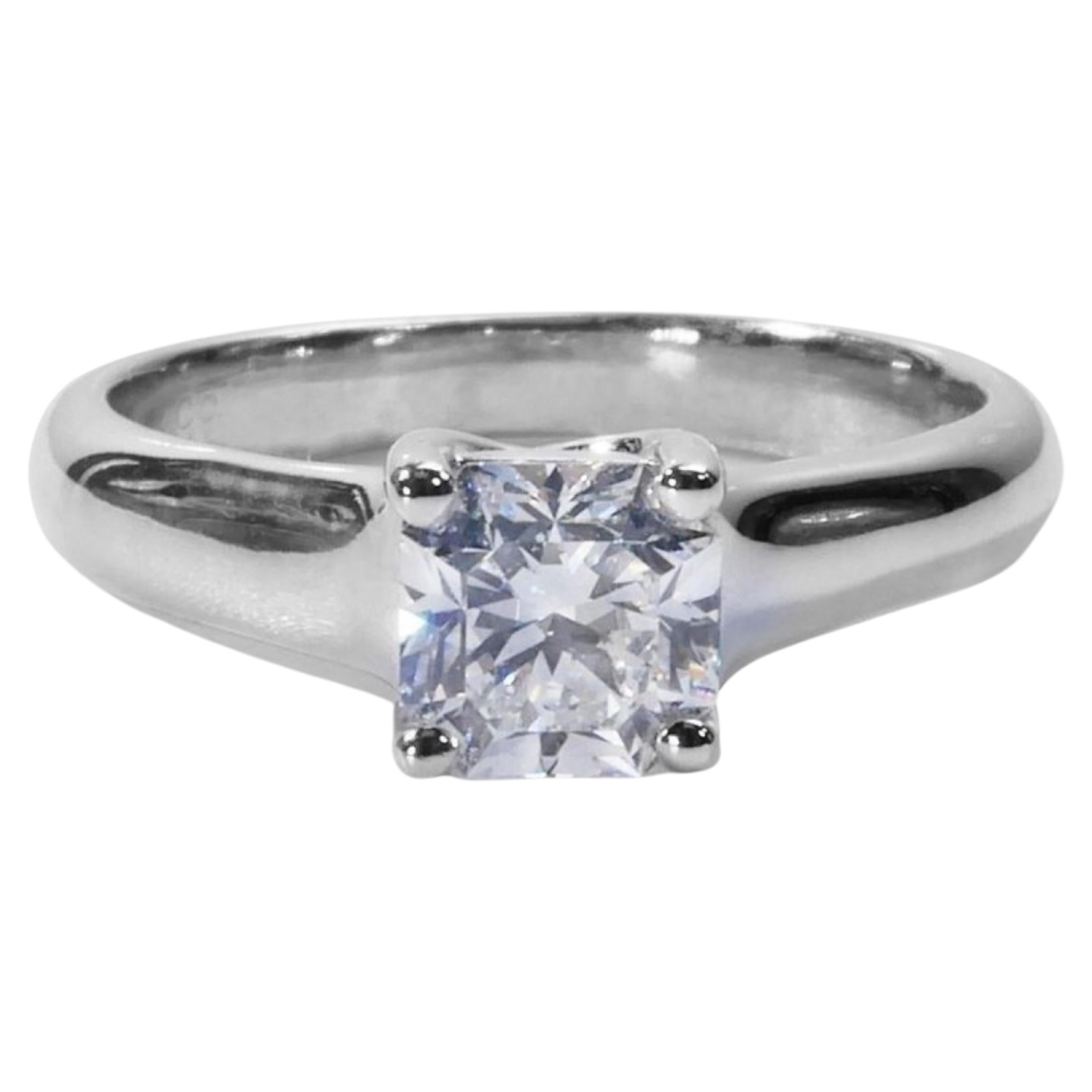 Stunning Solitaire Platinum Ring with 0.80 total carat of Natural Diamond For Sale