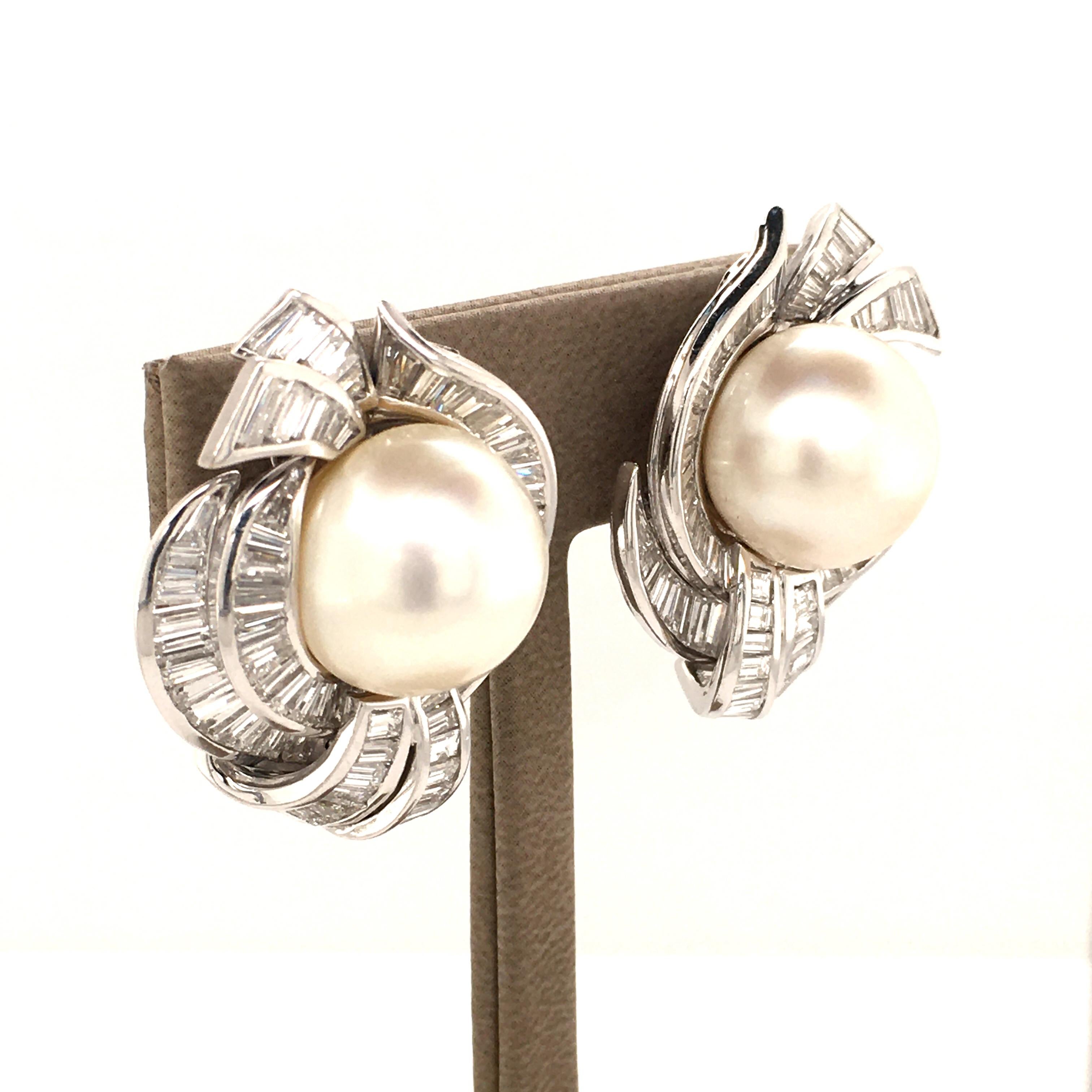 Stunning South Sea Cultured Pearls Earrings in White Gold 750 with Diamonds In Good Condition For Sale In Lucerne, CH