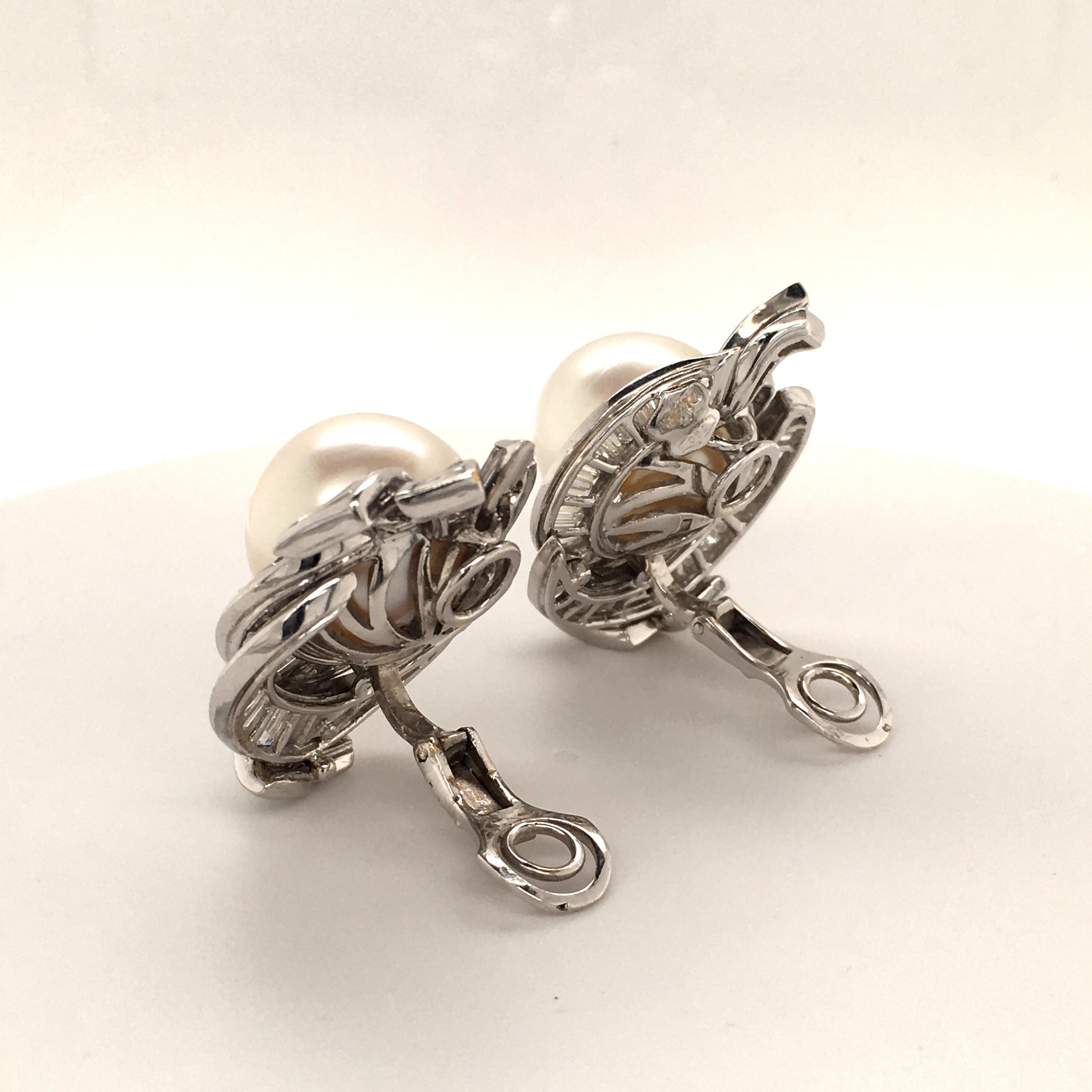 Women's or Men's Stunning South Sea Cultured Pearls Earrings in White Gold 750 with Diamonds For Sale