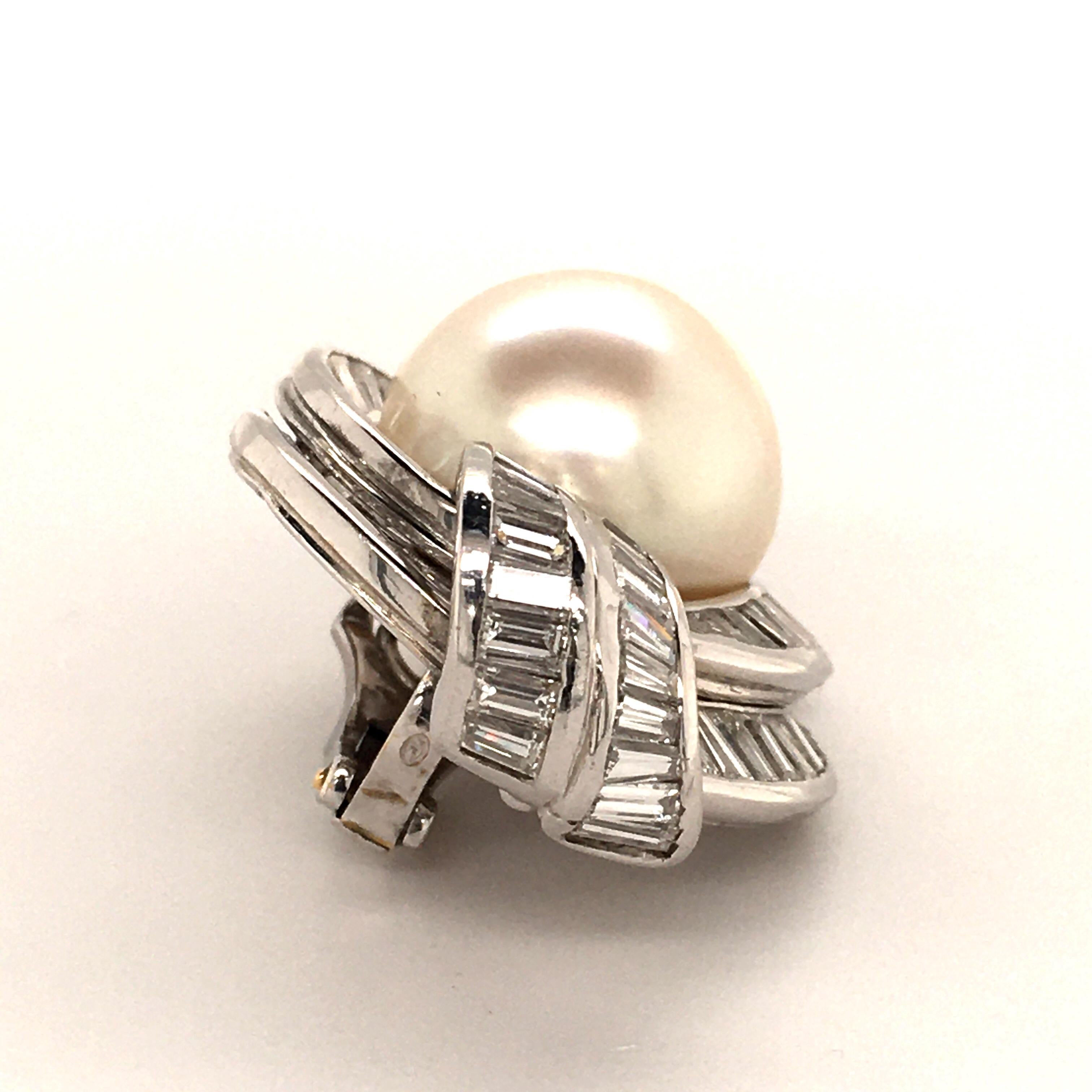 Stunning South Sea Cultured Pearls Earrings in White Gold 750 with Diamonds For Sale 1