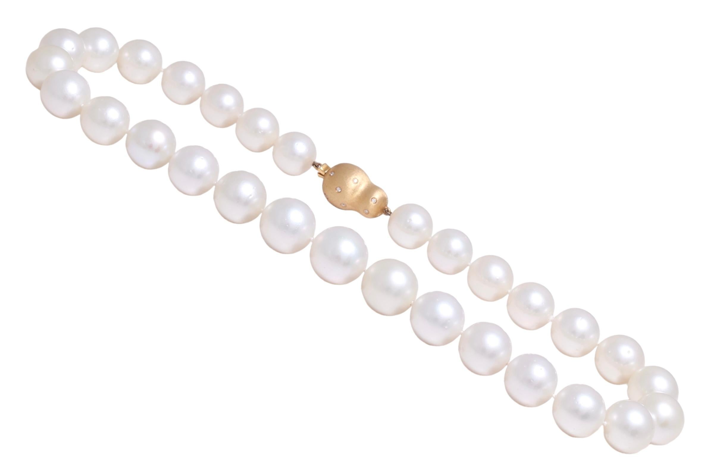 Stunning South Sea Pearl degradé Necklace 18 kt. Gold Lock With Diamonds 13-16mm For Sale 4