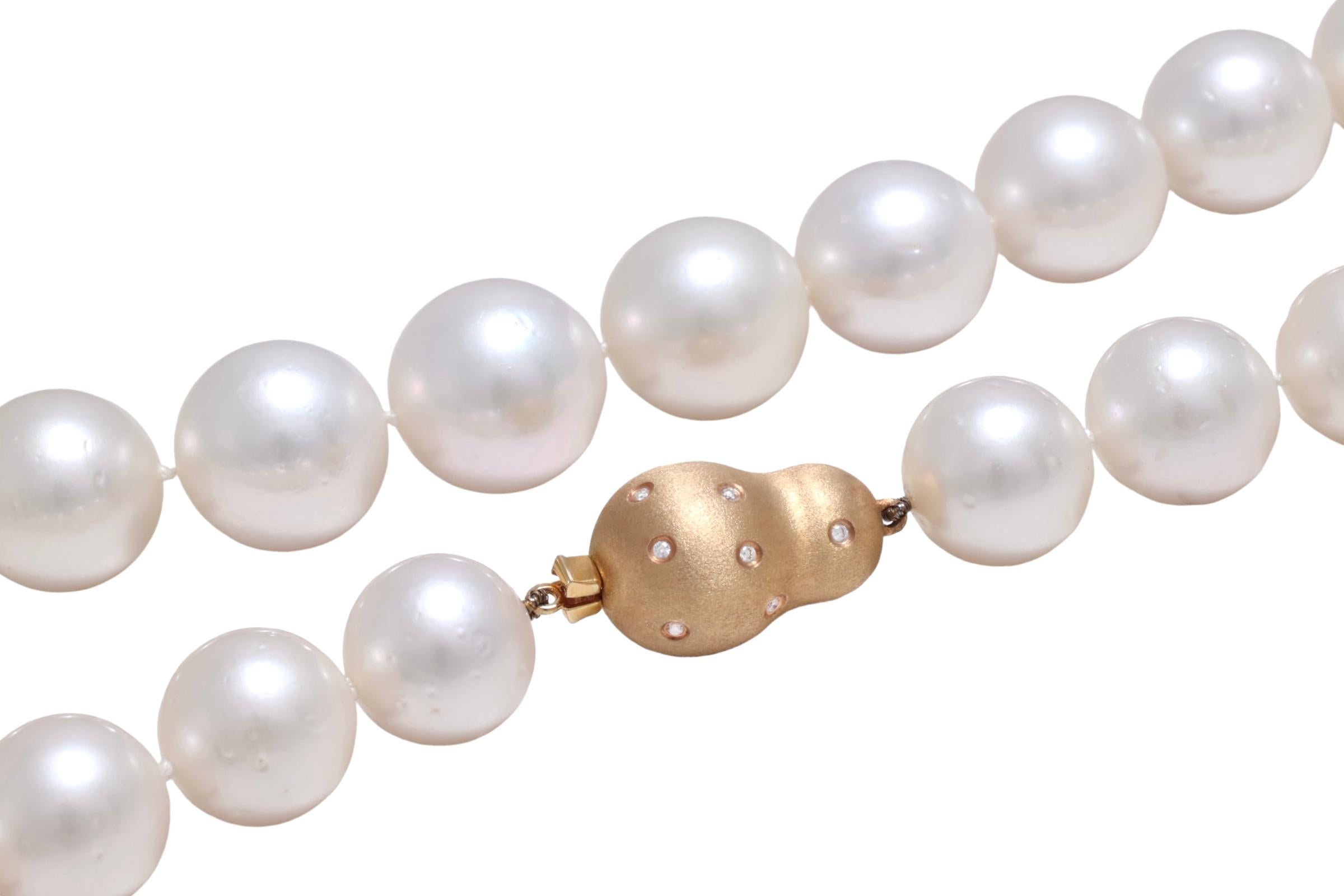 Stunning South Sea Pearl degradé Necklace 18 kt. Gold Lock With Diamonds 13-16mm For Sale 6
