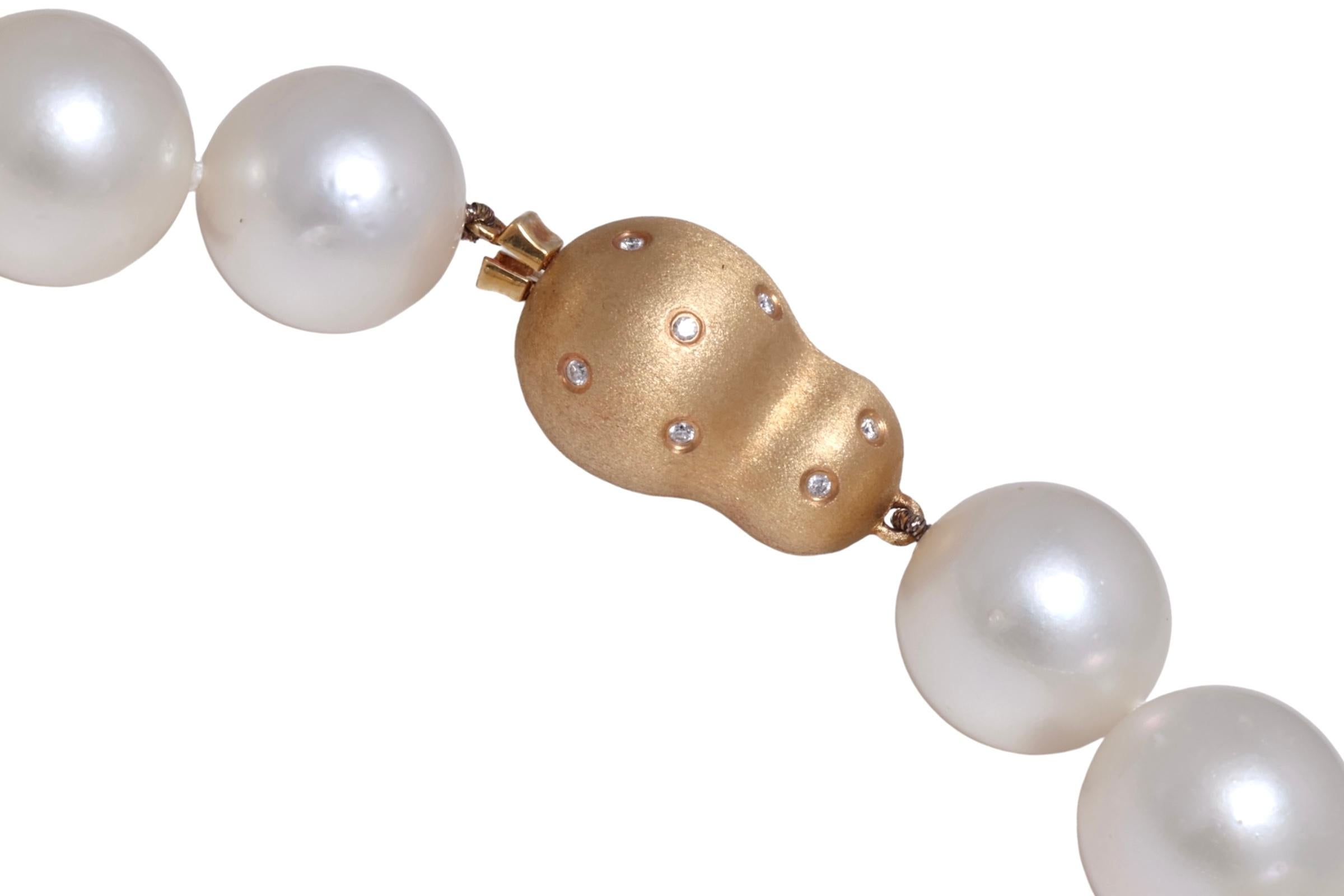 Stunning South Sea Pearl degradé Necklace 18 kt. Gold Lock With Diamonds 13-16mm For Sale 8