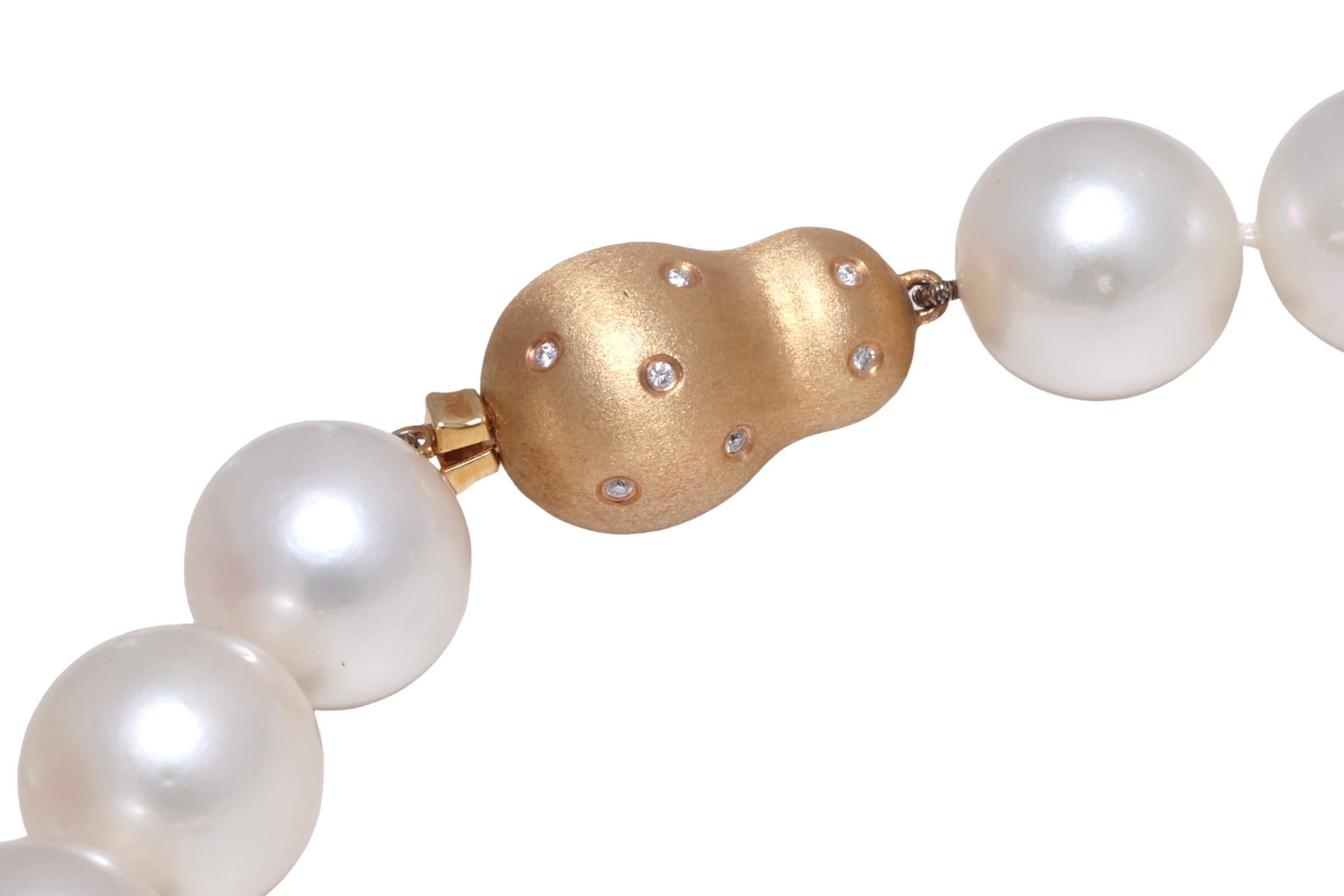 Stunning South Sea Pearl degradé Necklace 18 kt. Gold Lock With Diamonds 13-16mm For Sale 9