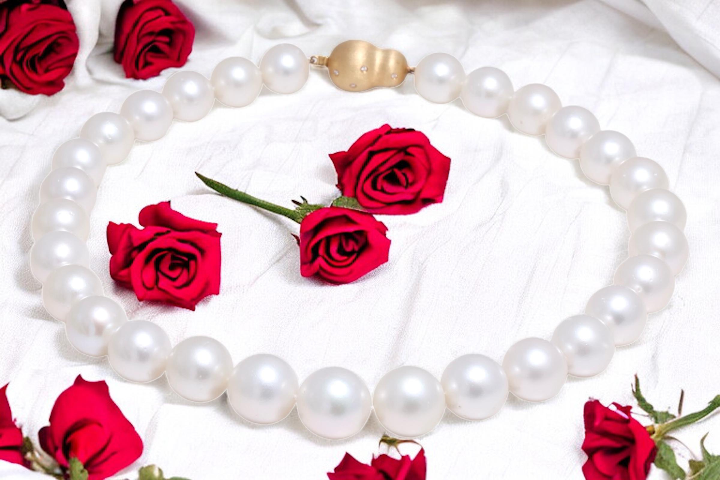 Stunning South Sea Pearl degradé Necklace 18 kt. Gold Lock With Diamonds 13-16mm For Sale 13