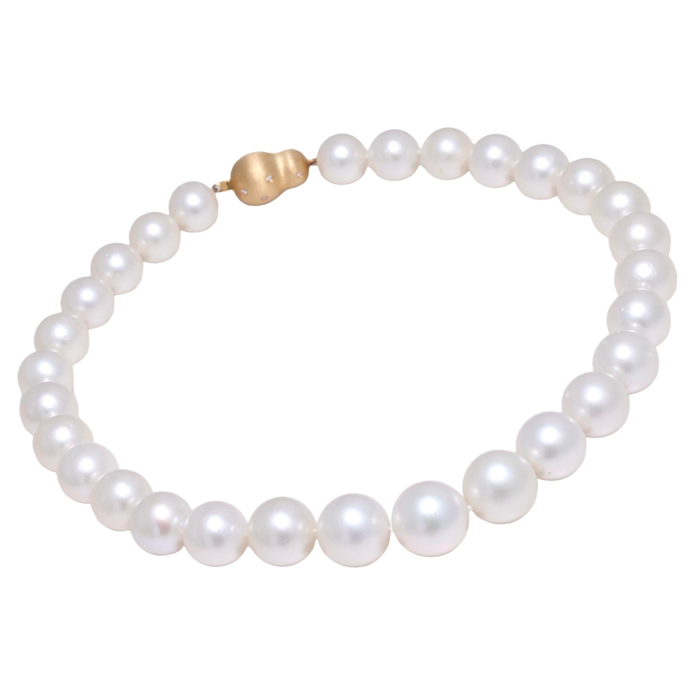 Beautiful Pearl Degradé Necklace With 18 kt. Gold Lock With Diamonds 

Pearls: 29 South sea pearls biggest pearl diameter 16 mm, smallest pearl diameter 13 mm

Diamonds: Brilliant cut diamonds together approx. 0.14 ct.

Material: Necklace lock is