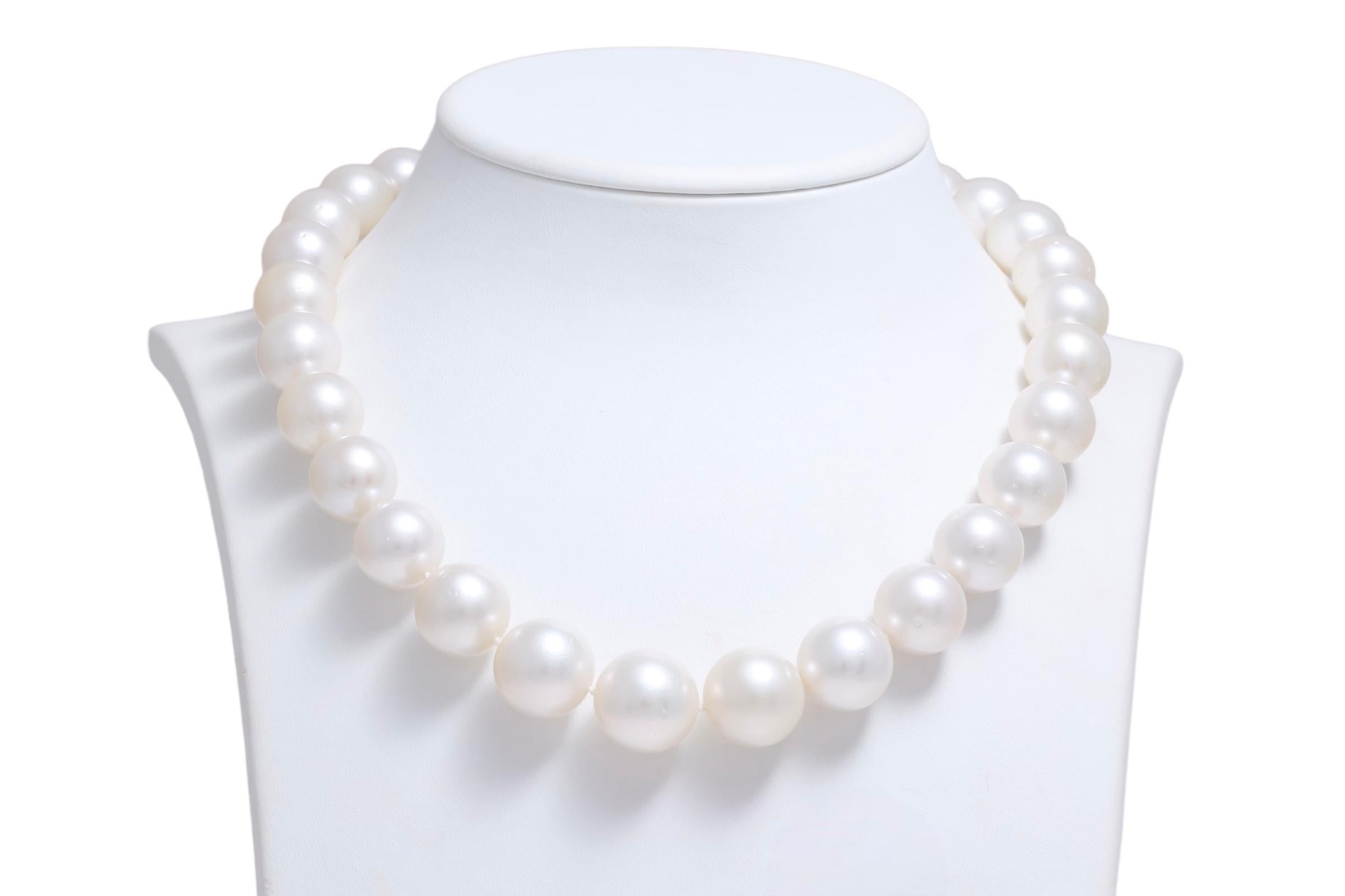 Modern Stunning South Sea Pearl degradé Necklace 18 kt. Gold Lock With Diamonds 13-16mm For Sale