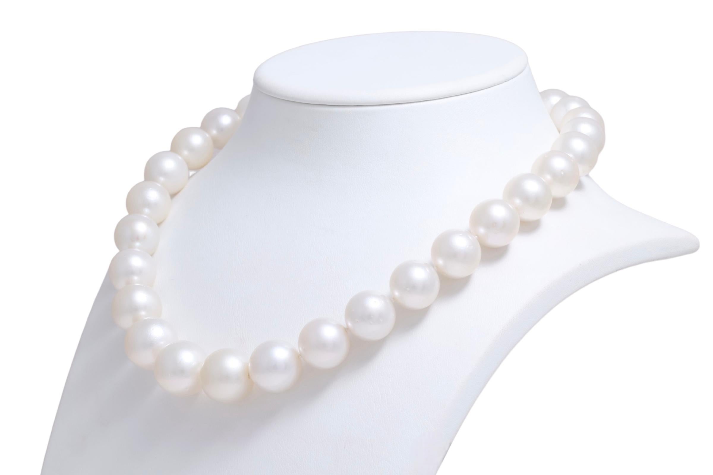 Round Cut Stunning South Sea Pearl degradé Necklace 18 kt. Gold Lock With Diamonds 13-16mm For Sale