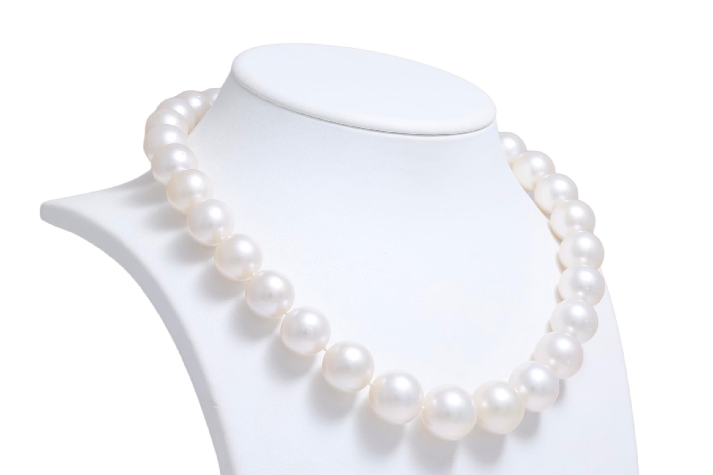 Stunning South Sea Pearl degradé Necklace 18 kt. Gold Lock With Diamonds 13-16mm In New Condition For Sale In Antwerp, BE