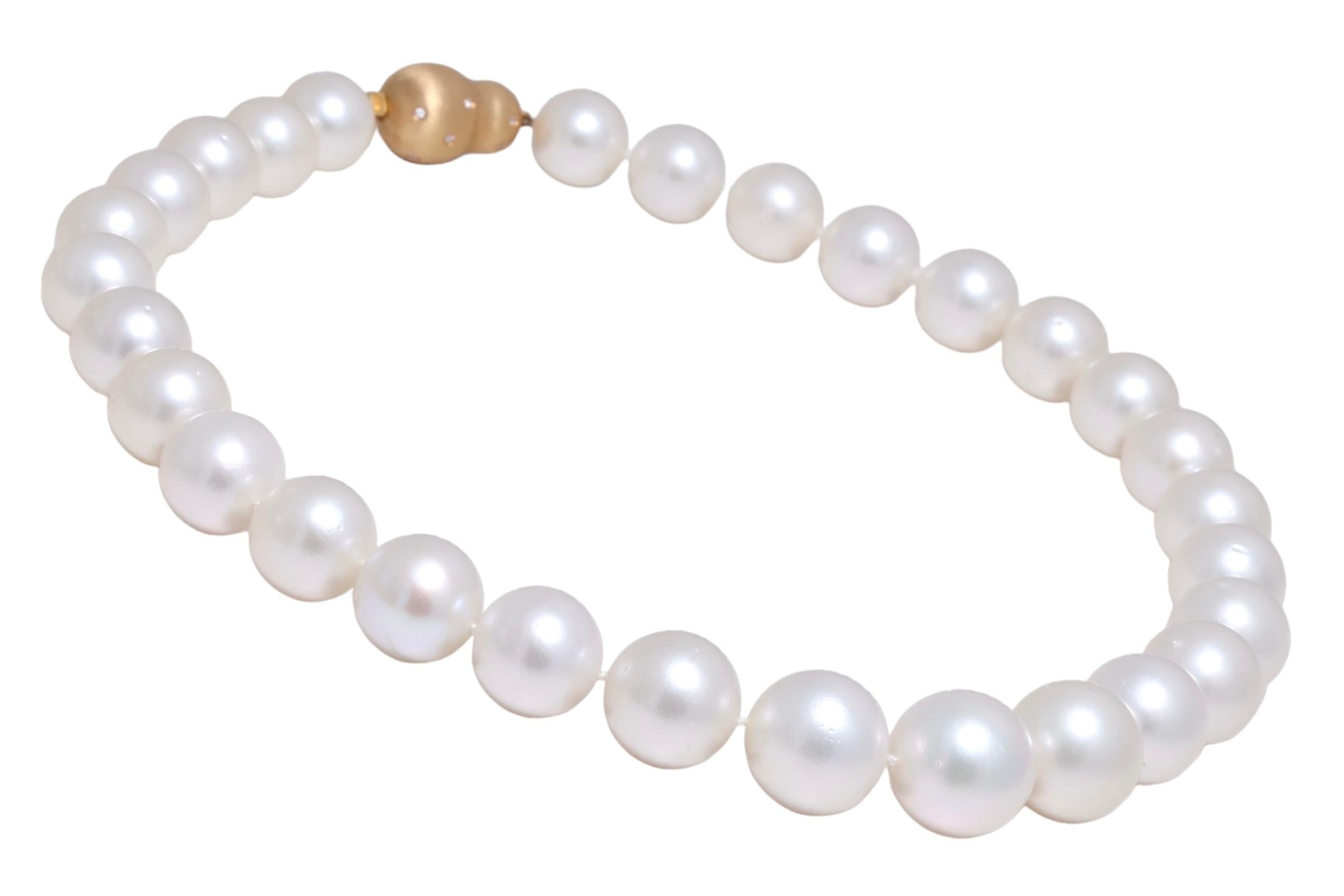 Stunning South Sea Pearl degradé Necklace 18 kt. Gold Lock With Diamonds 13-16mm For Sale 1