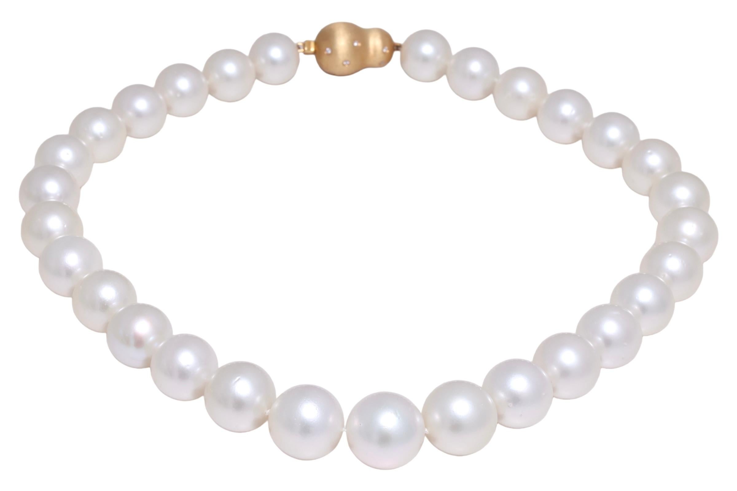 Stunning South Sea Pearl degradé Necklace 18 kt. Gold Lock With Diamonds 13-16mm For Sale 2