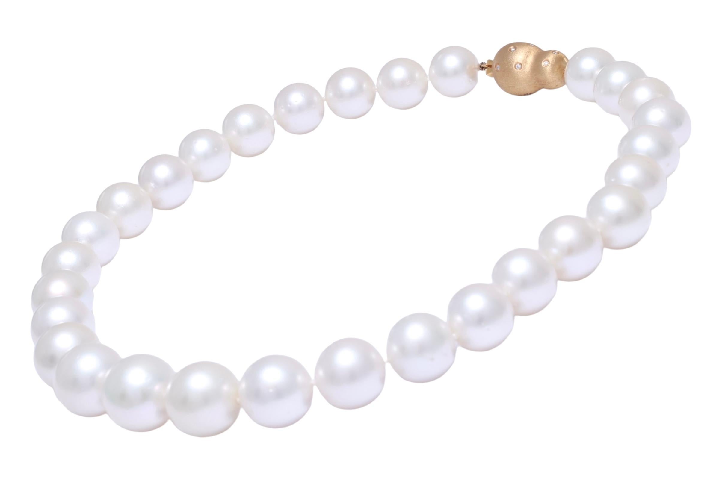Stunning South Sea Pearl degradé Necklace 18 kt. Gold Lock With Diamonds 13-16mm For Sale 3