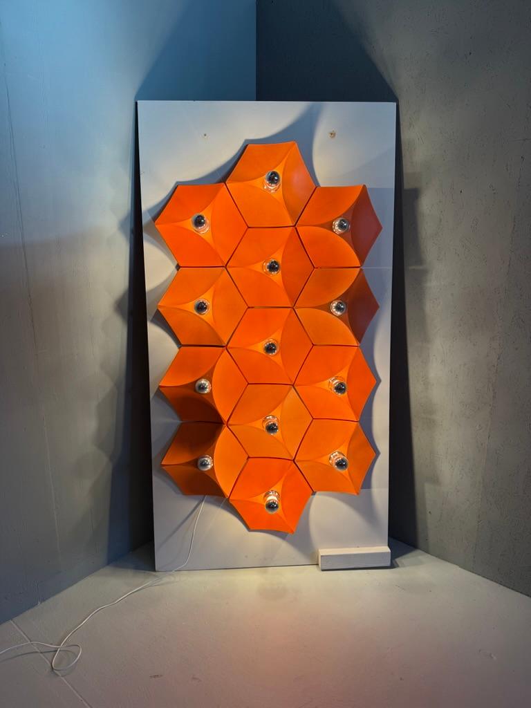 Superbe et rare ensemble de 13 lampes sculpturales et modulaires de couleur orange pour murs ou plafonds, datant des années soixante-dix. Vous pouvez faire preuve de créativité et composer ces 13 lampes comme bon vous semble. Très beau sur le mur et