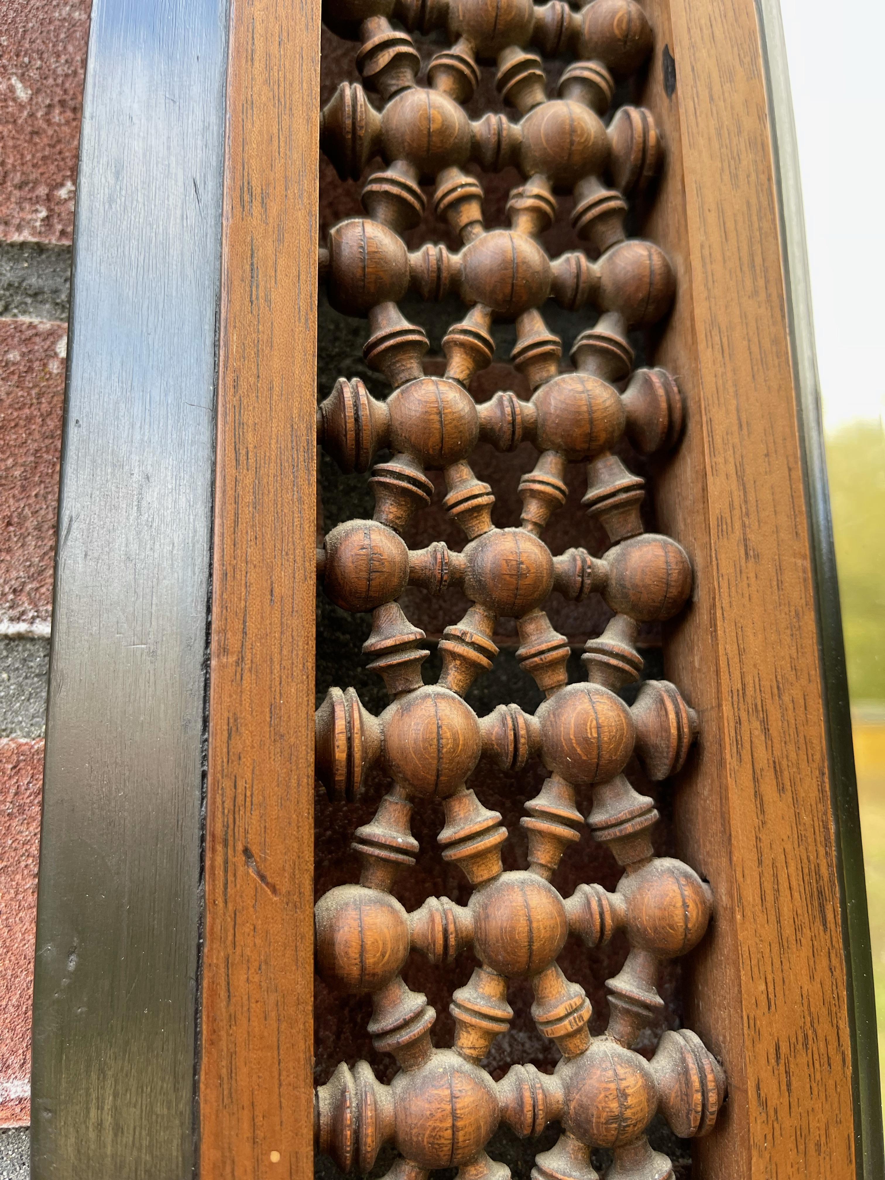 Impresionante Marco / Espejo Español Antiguo de Madera, Incrustaciones y Motivos Torneados en venta 10