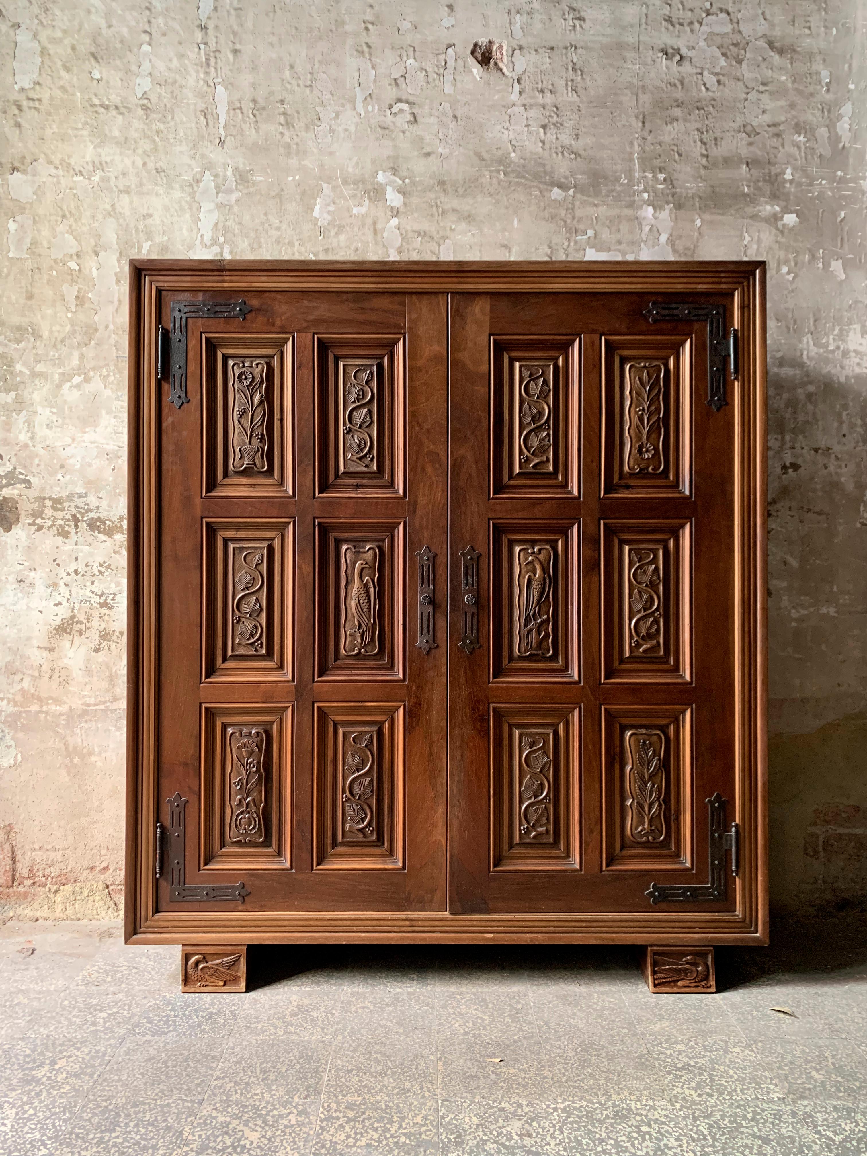 Wir präsentieren Ihnen dieses herrliche Möbelstück im spanischen organischen Stil, ein wahres Schmuckstück, das um 1940 aus Holz gefertigt wurde. Jeder Aspekt dieses handwerklich gefertigten Stücks strahlt Charme und Eleganz aus und fängt die Essenz
