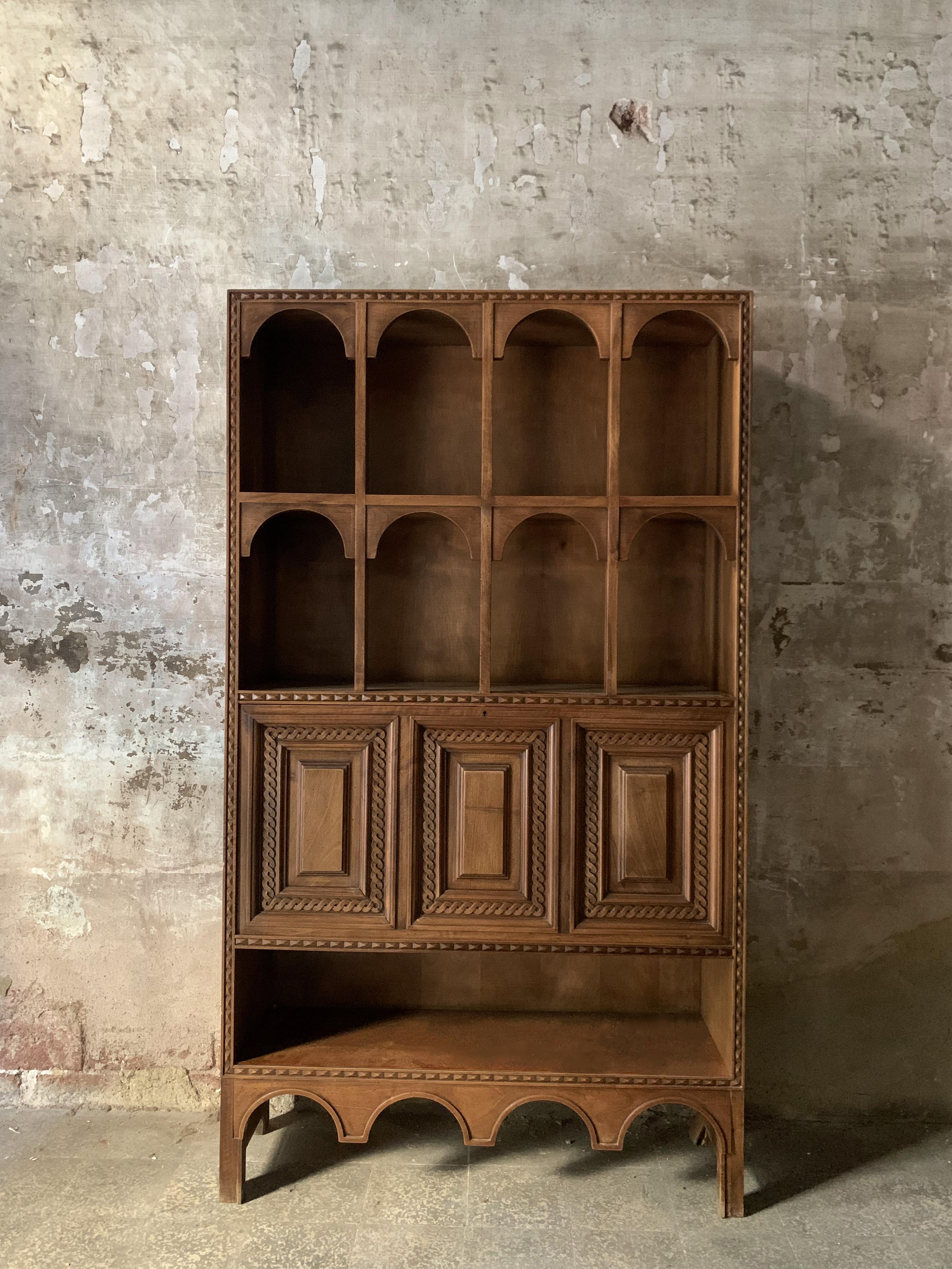 Imagine a magnificent wooden library cabinet that transports us to the 1950s and reflects the charm and distinction of Spanish style of that era. Every detail of this unique piece speaks of meticulous craftsmanship and timeless elegance.
This