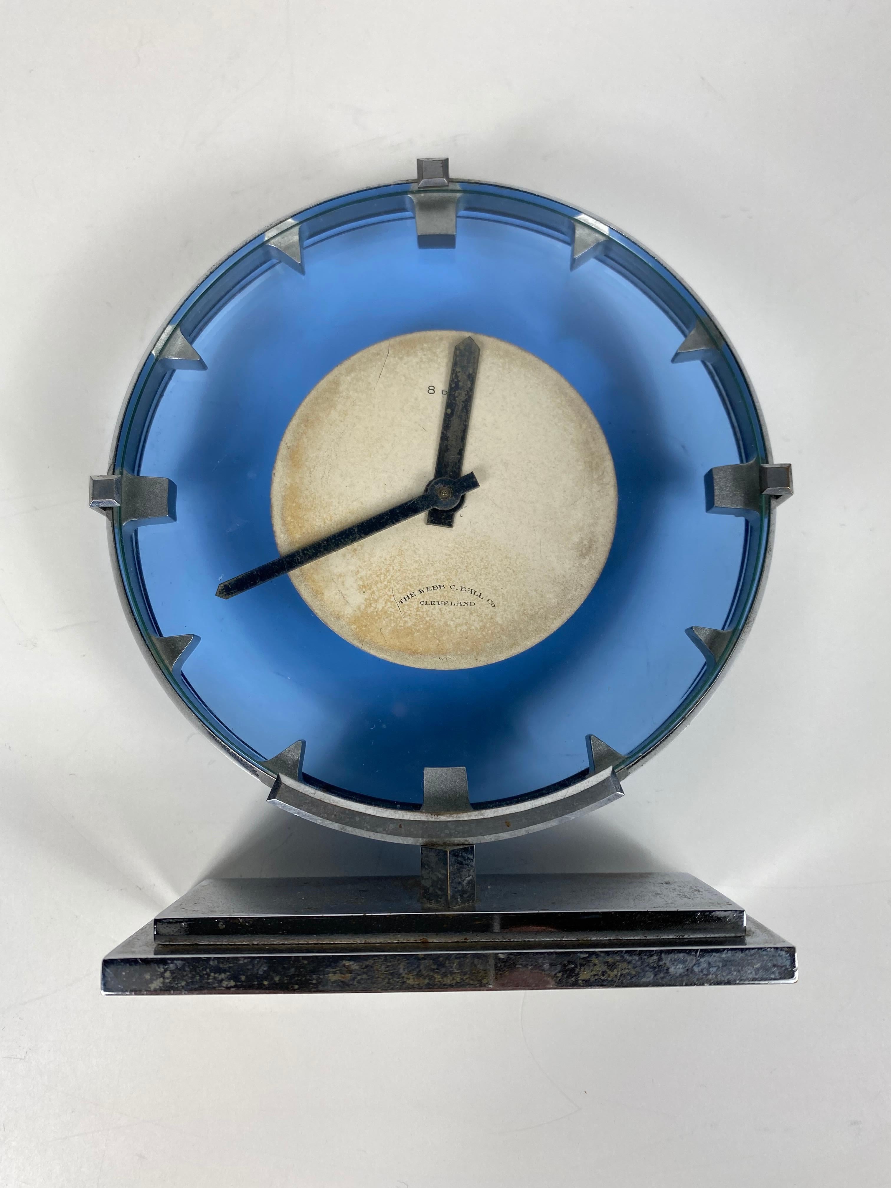 Atemberaubende Edelstahl und blauem Glas Art Deco / Machine Age Uhr hergestellt von The Webb C.Ball co...Cleveland, Wind-up 8 Tage Tischuhr, Classic modernist Design... läuft und hält perfekte Zeit.

Die WEBB C. BALL CO. war einer der größten