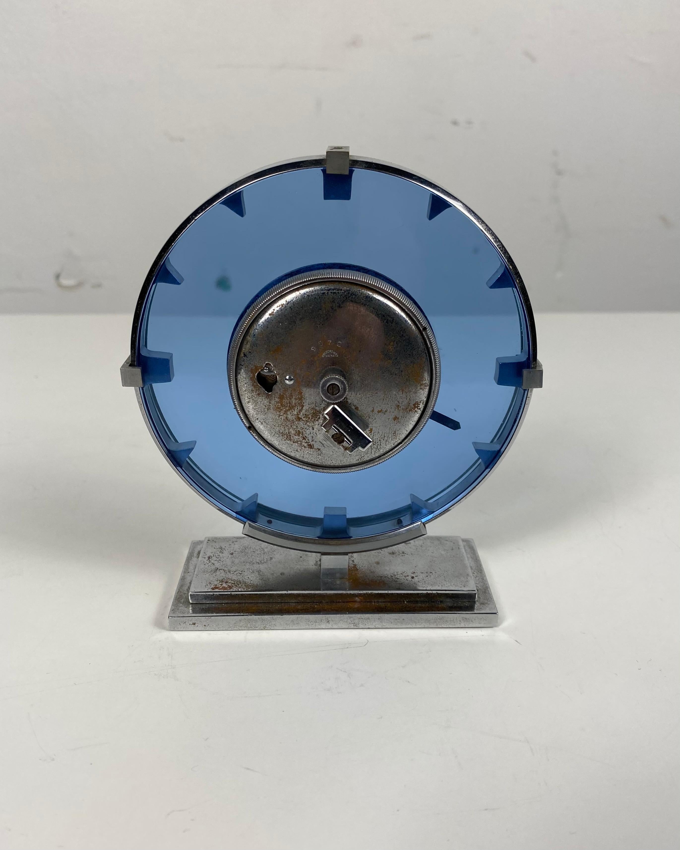 Atemberaubende Art Deco / Machine Age Uhr aus Edelstahl und blauem Glas (Art déco) im Angebot