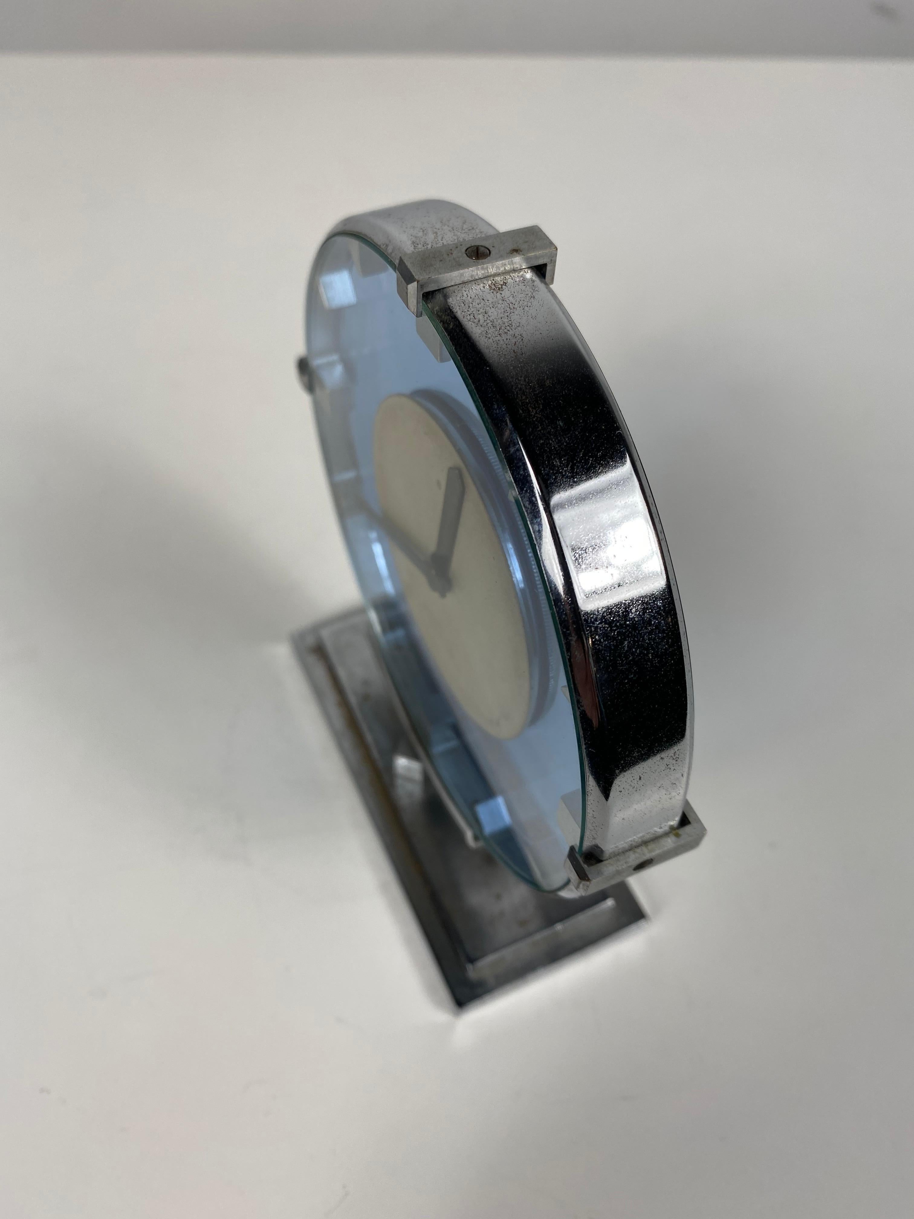 Atemberaubende Art Deco / Machine Age Uhr aus Edelstahl und blauem Glas (amerikanisch) im Angebot