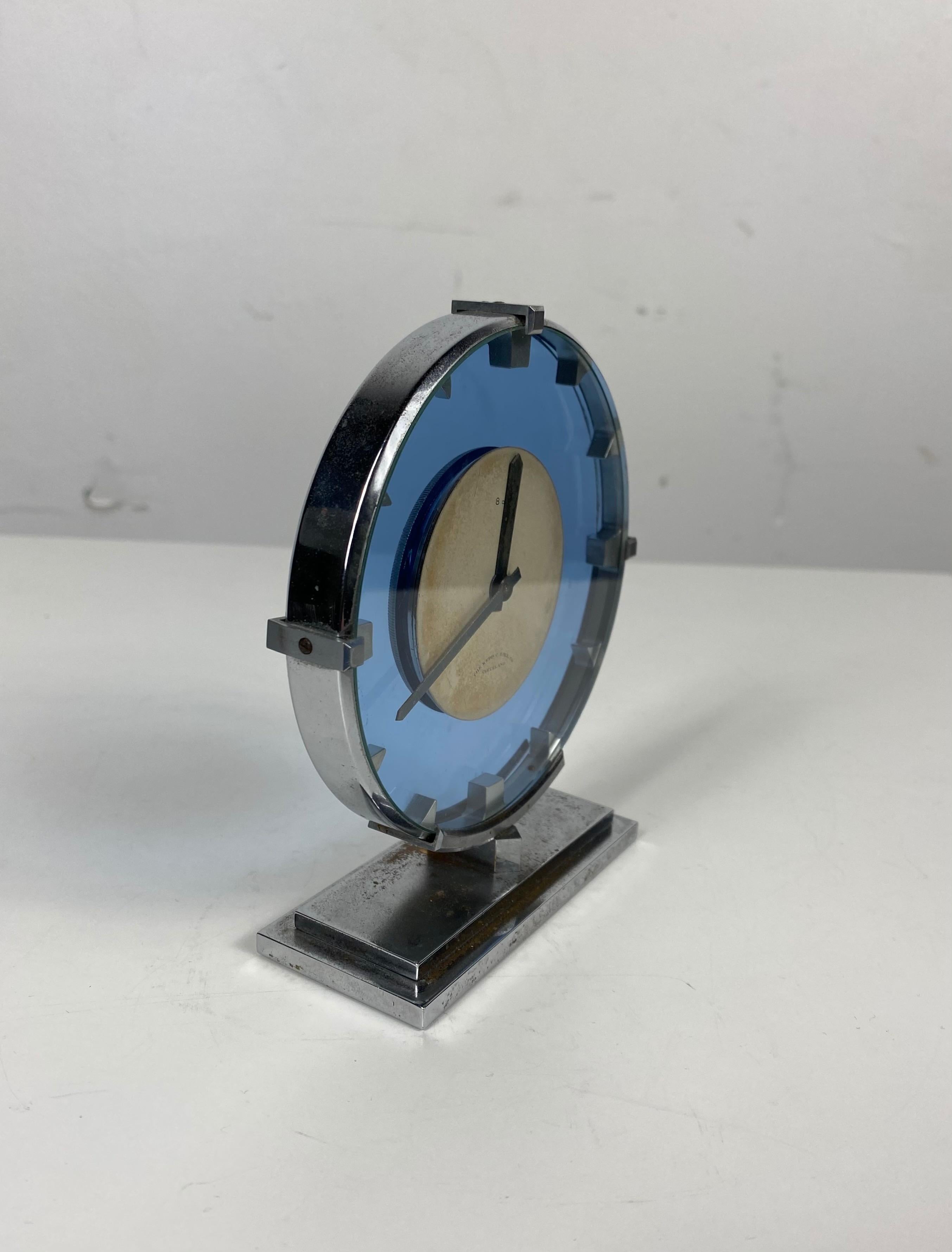 Atemberaubende Art Deco / Machine Age Uhr aus Edelstahl und blauem Glas im Zustand „Gut“ im Angebot in Buffalo, NY