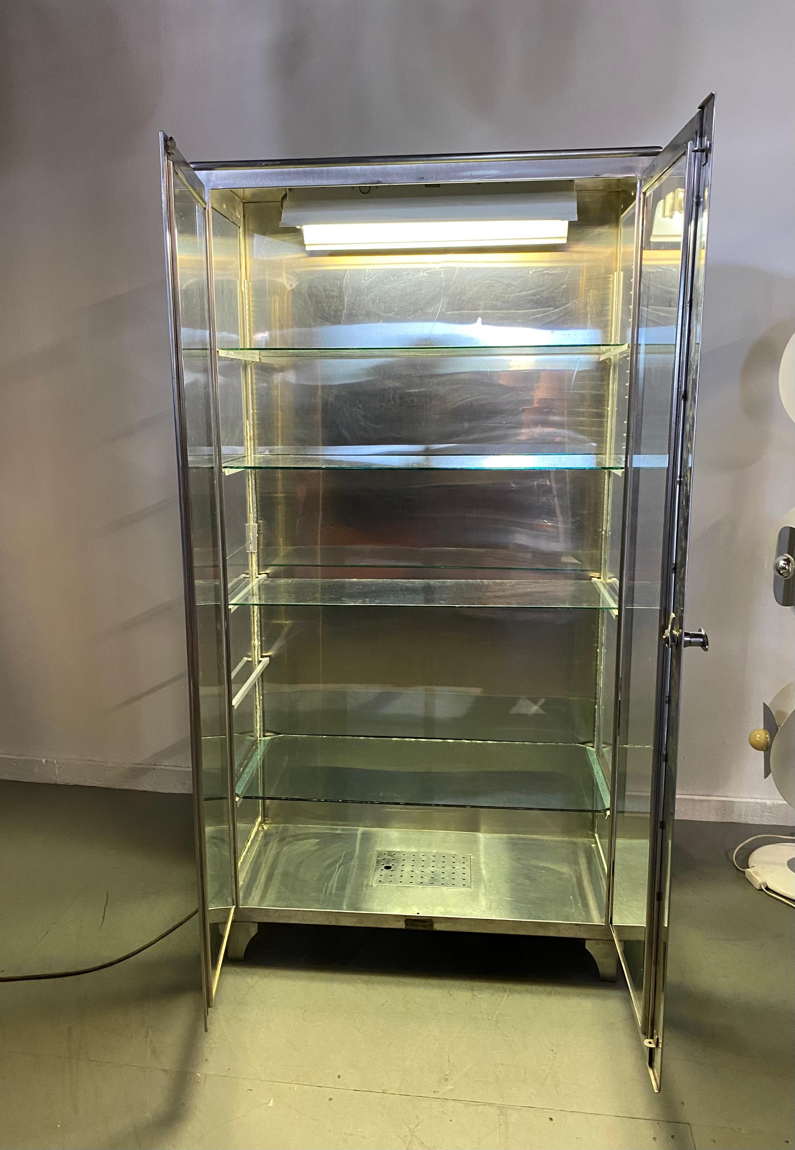 Atemberaubende Vitrine aus Edelstahl und Glas, Vitrine... DR./ mEDical, Zwei große Doppeltüren,, 5 Glas verstellbare Regale,,, Leuchtstofflampe. (zu einem bestimmten Zeitpunkt hinzugefügt) kann leicht entfernt / geändert / modifiziert werden.