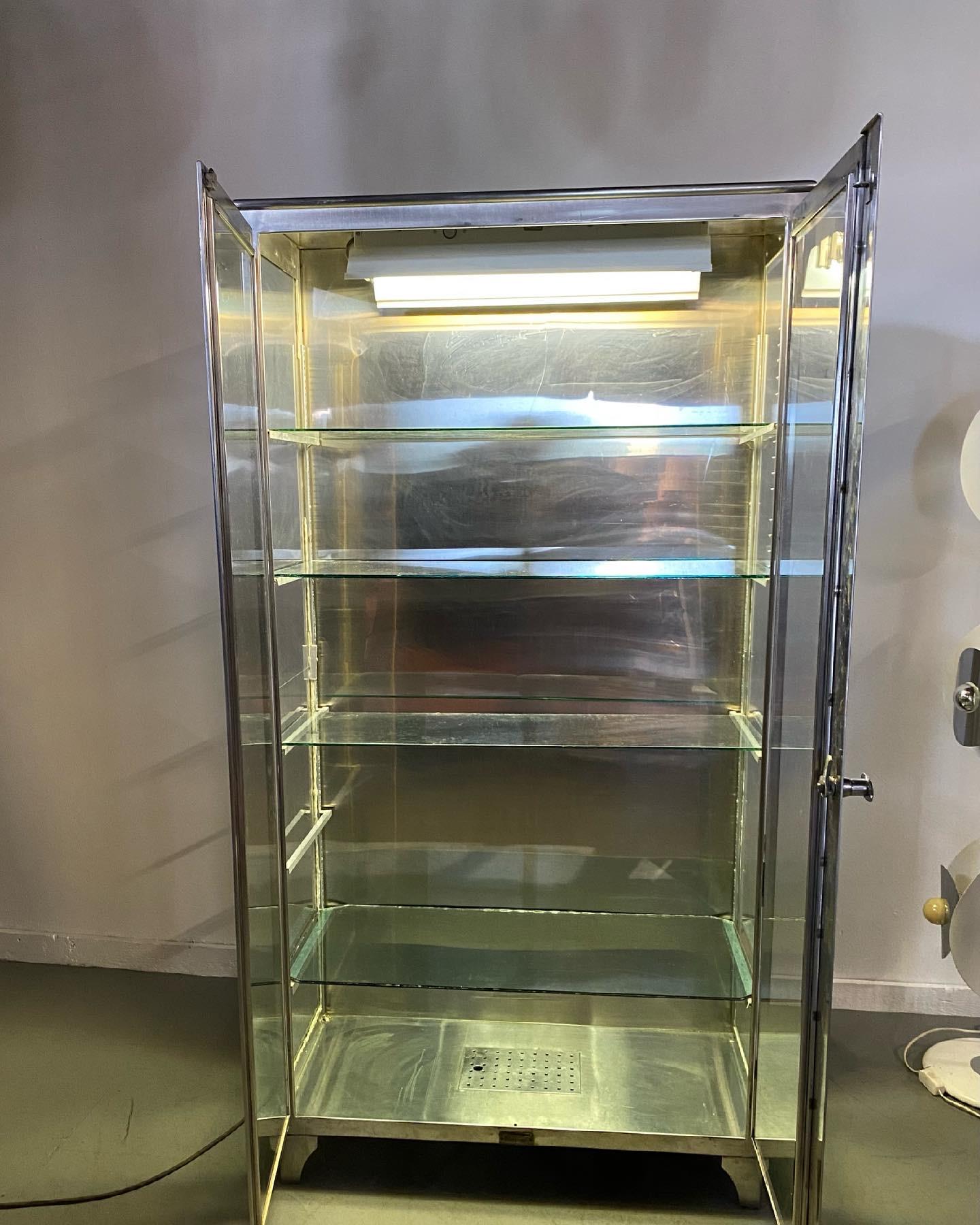 Atemberaubender Vitrinenschrank aus Edelstahl und Glas, Vitrine, DR.s/ mEDical (Industriell)